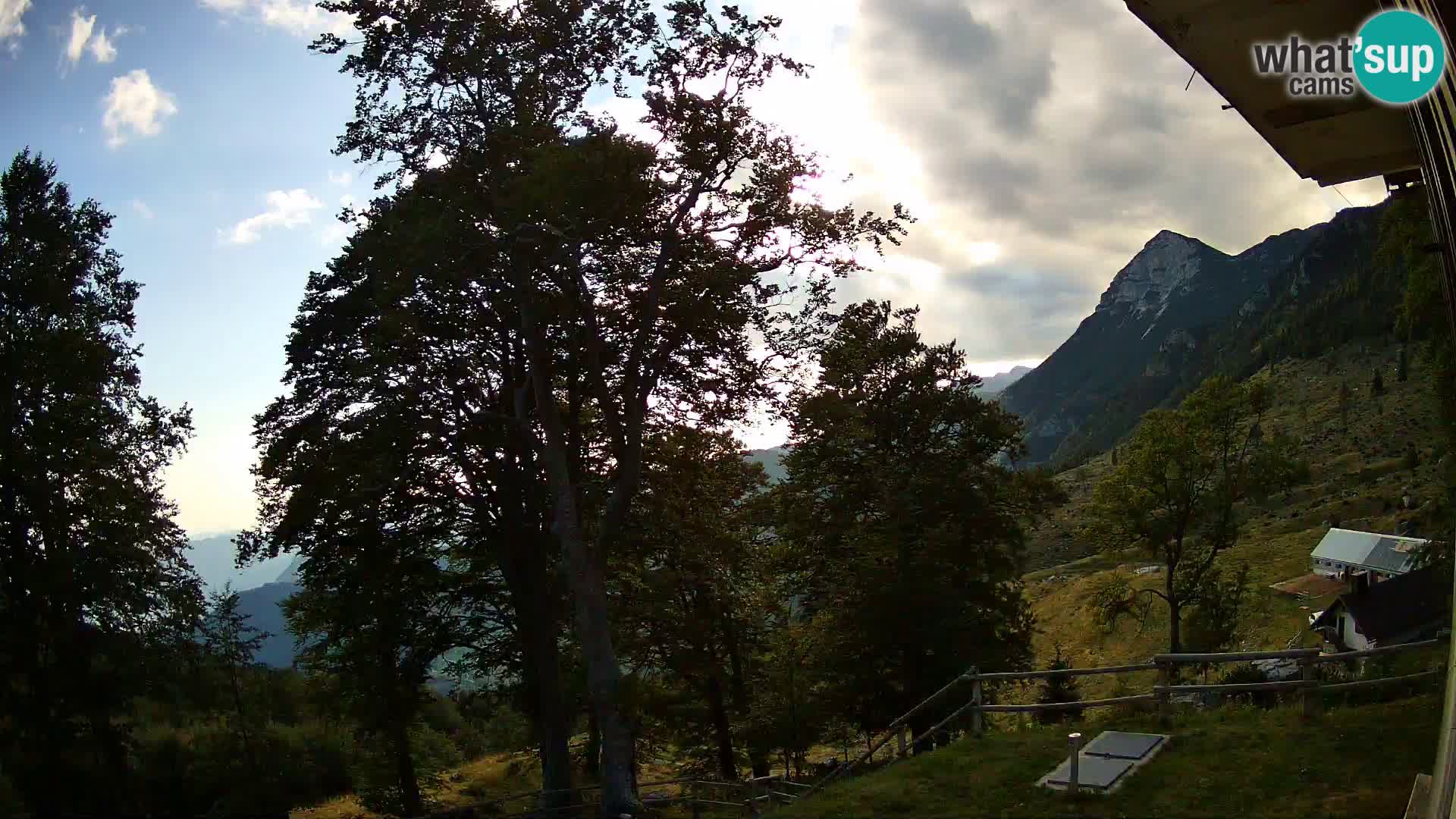 Baita di montagna Planina Razor webcam (1315) | vista su Tolminski Migovec