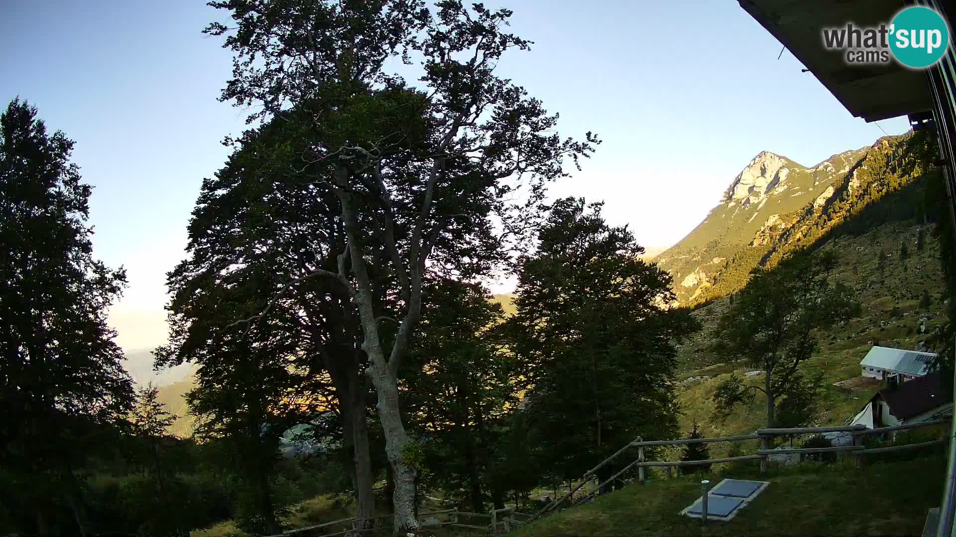 Baita di montagna Planina Razor webcam (1315) | vista su Tolminski Migovec