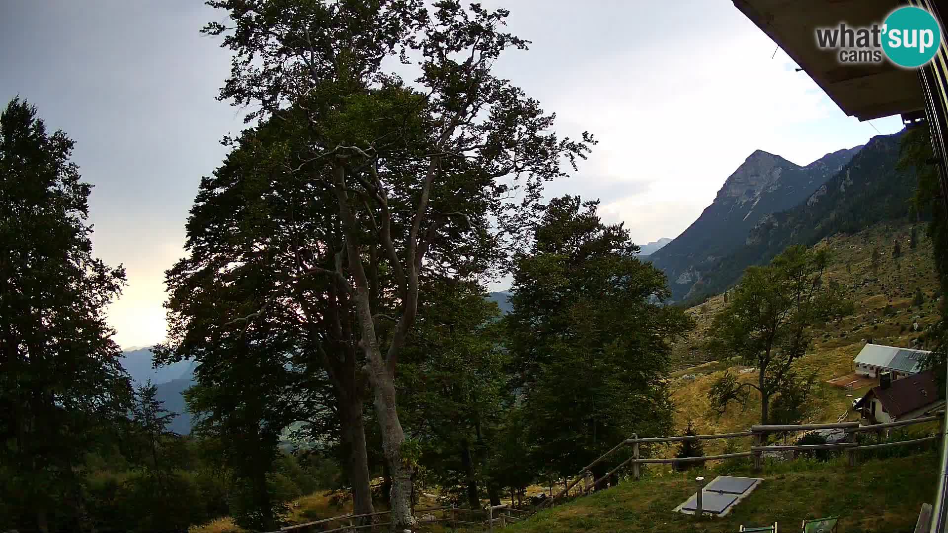 Baita di montagna Planina Razor webcam (1315) | vista su Tolminski Migovec