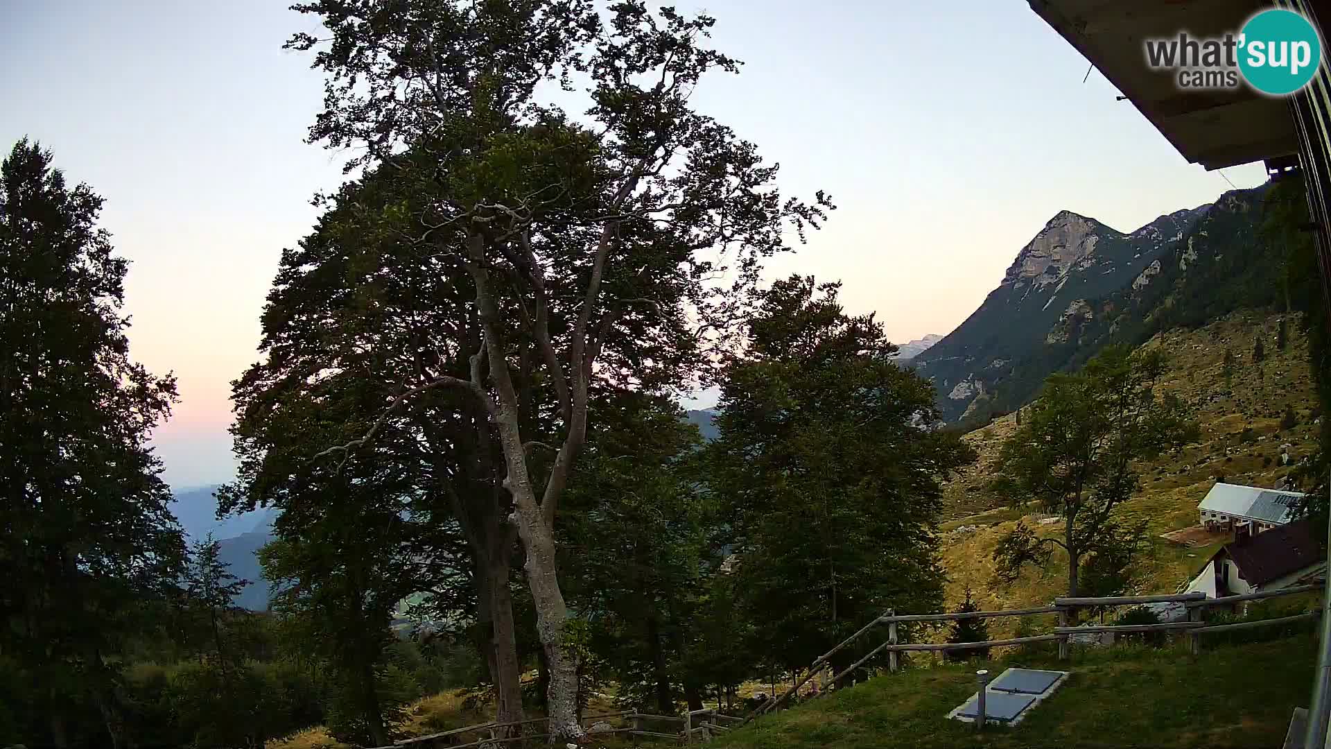 Planina Razor Bergütte Webcam (1315) | Blick auf Tolminski Migovec