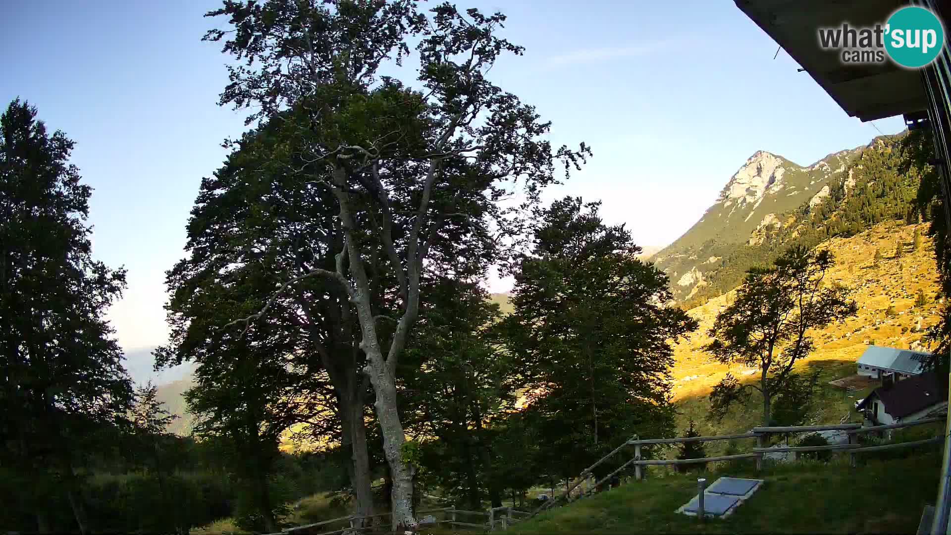 Baita di montagna Planina Razor webcam (1315) | vista su Tolminski Migovec