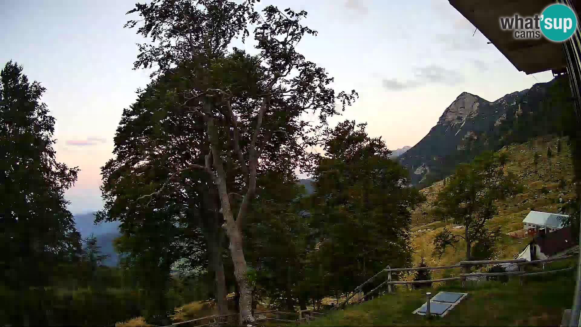 Baita di montagna Planina Razor webcam (1315) | vista su Tolminski Migovec