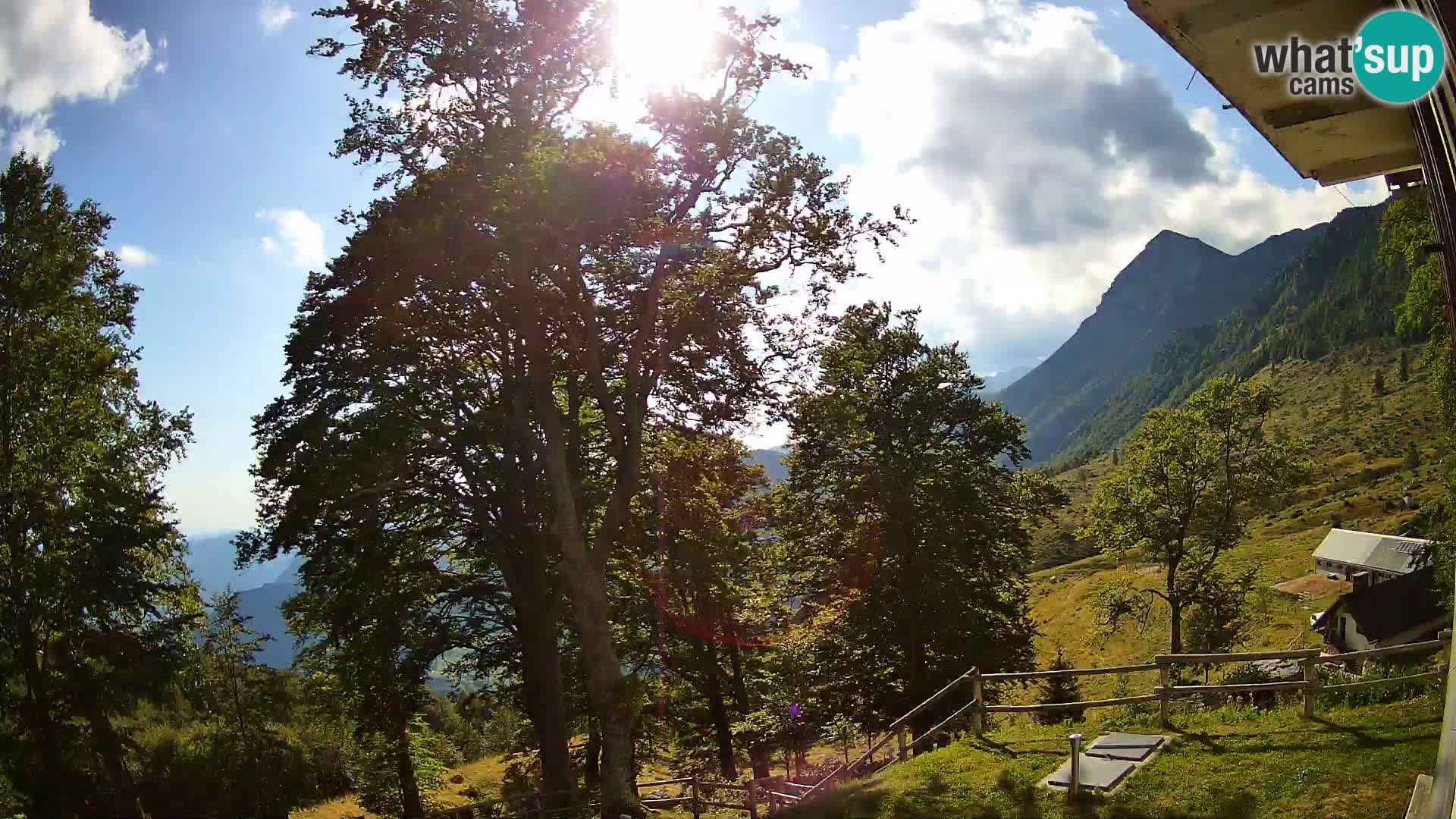 Cámara en vivo de la cabaña de montaña Planina Razor (1315) | vista hacia Tolminski Migovec