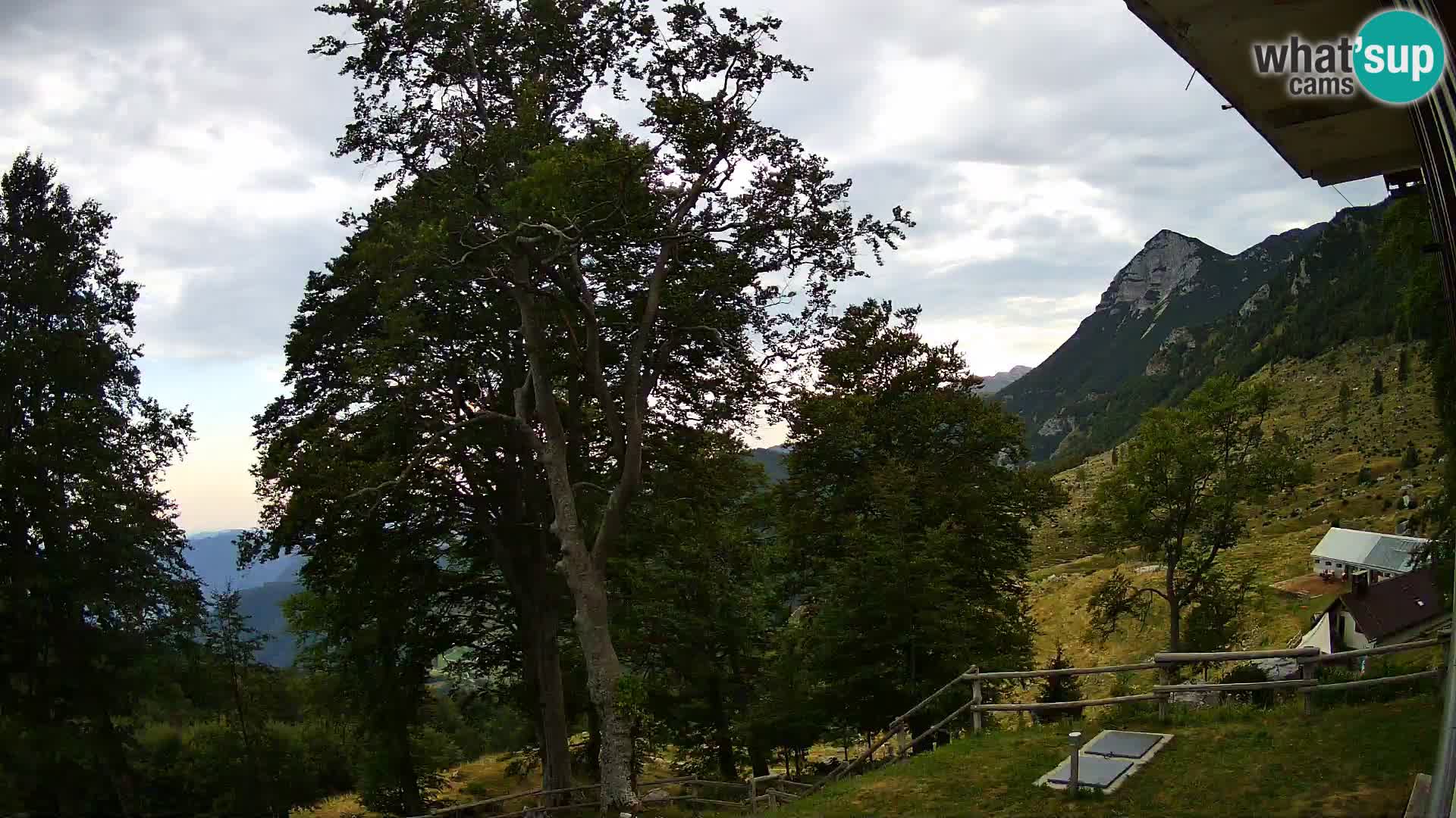 Planina Razor Bergütte Webcam (1315) | Blick auf Tolminski Migovec