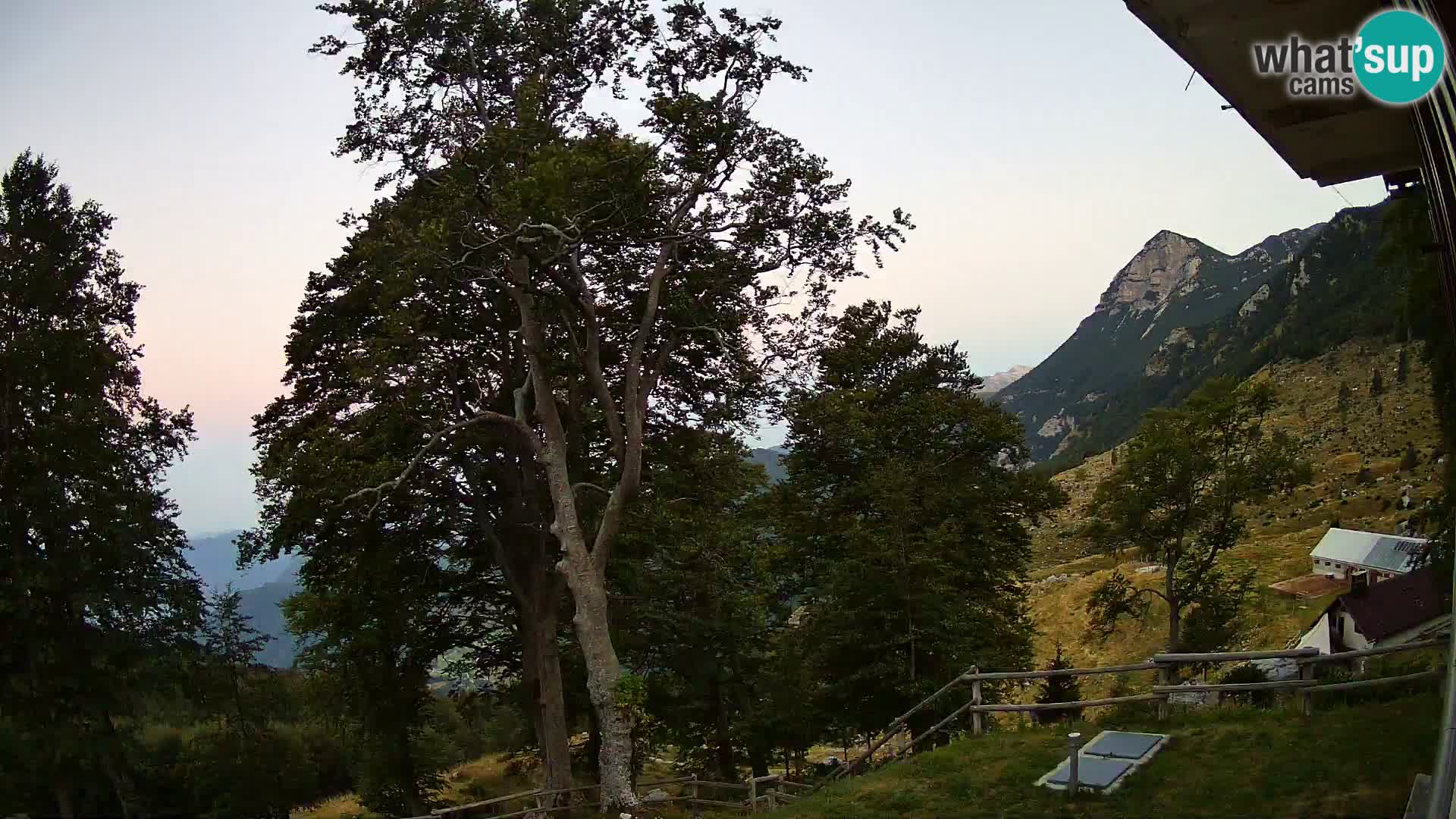Koča na Planini Razor spletna kamera (1315) | Pogled na Tolminski Migovec