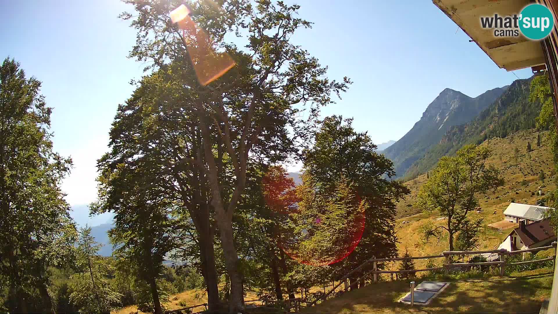 Cámara en vivo de la cabaña de montaña Planina Razor (1315) | vista hacia Tolminski Migovec