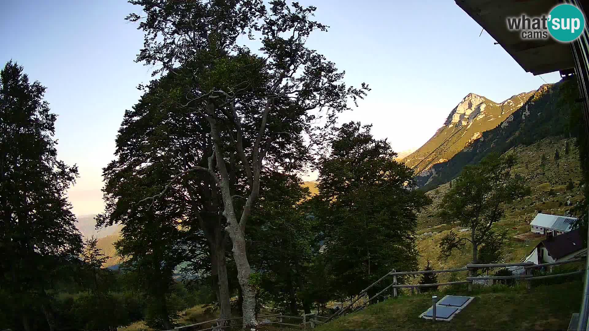Cámara en vivo de la cabaña de montaña Planina Razor (1315) | vista hacia Tolminski Migovec