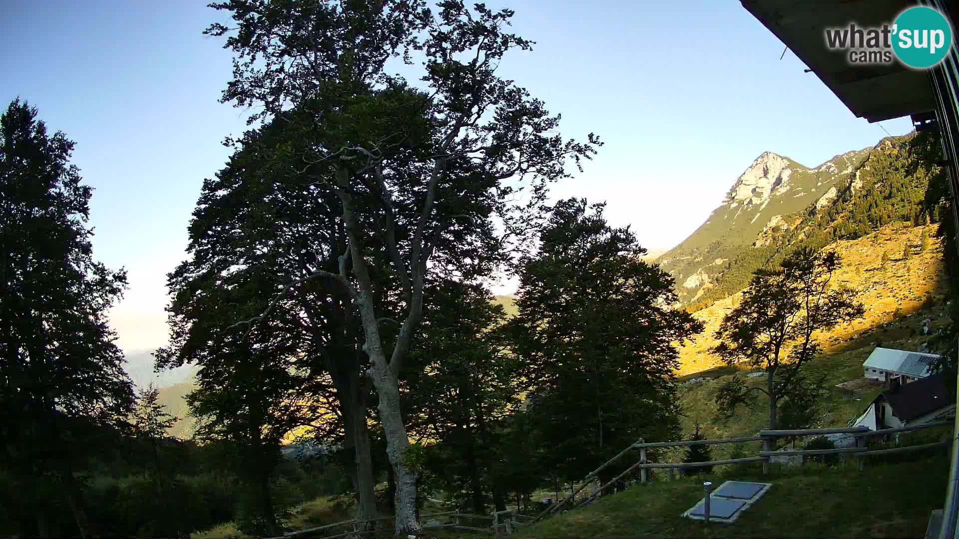 Cámara en vivo de la cabaña de montaña Planina Razor (1315) | vista hacia Tolminski Migovec