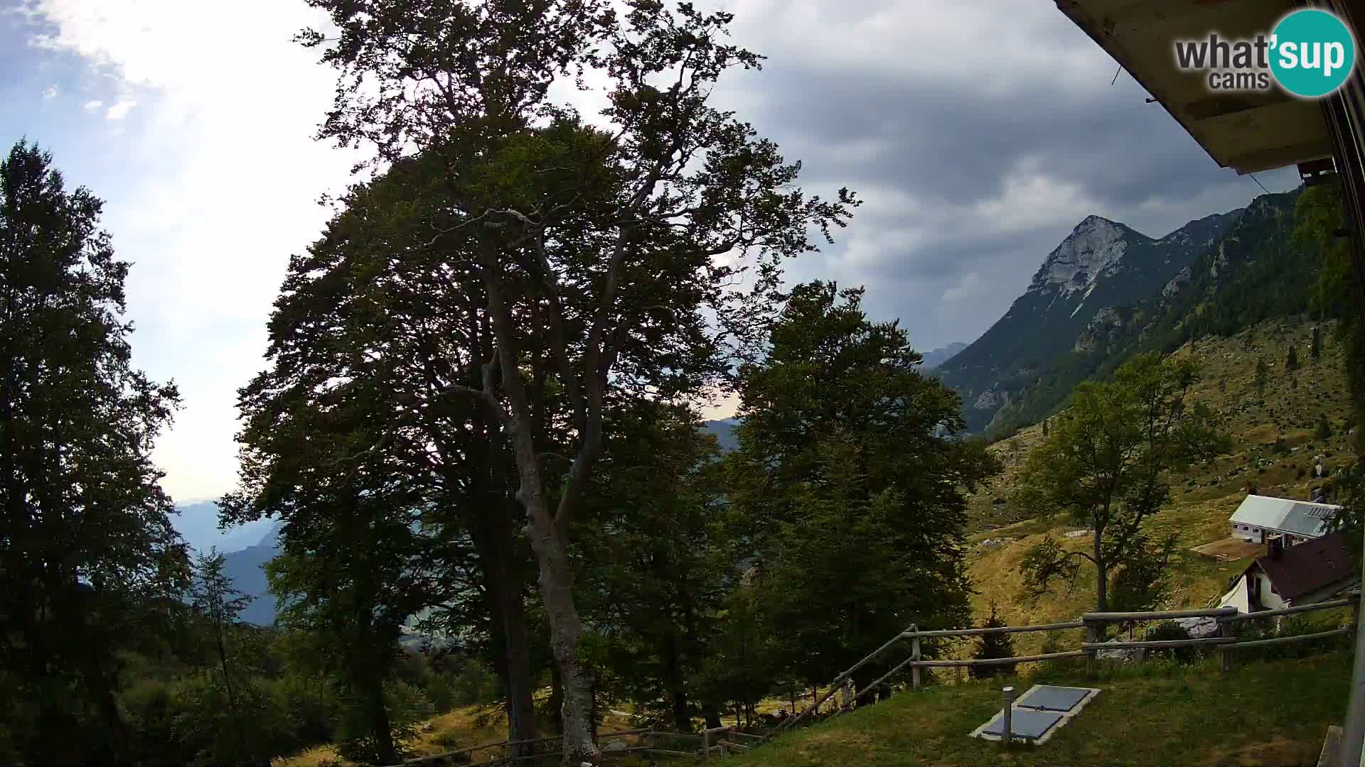 Cámara en vivo de la cabaña de montaña Planina Razor (1315) | vista hacia Tolminski Migovec