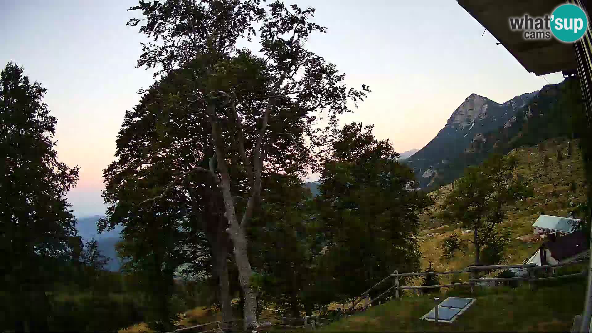 Baita di montagna Planina Razor webcam (1315) | vista su Tolminski Migovec