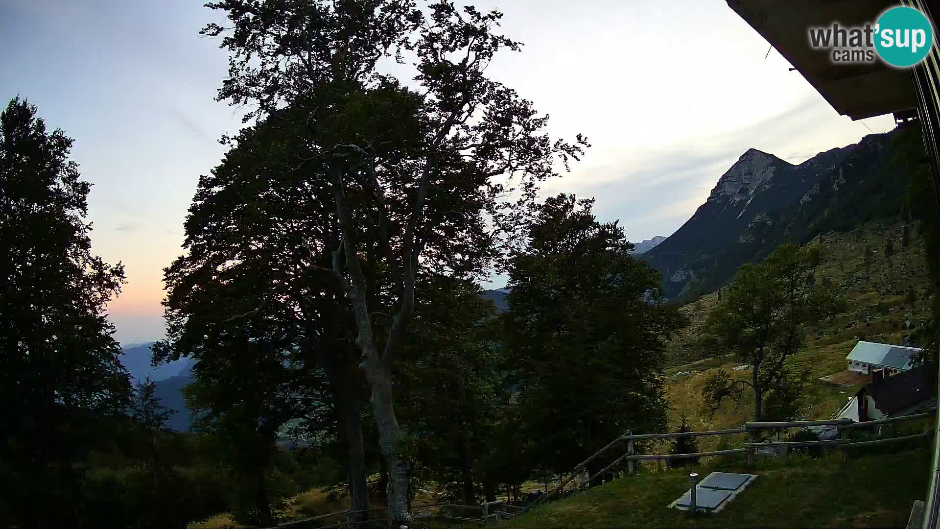 Planina Razor Bergütte Webcam (1315) | Blick auf Tolminski Migovec