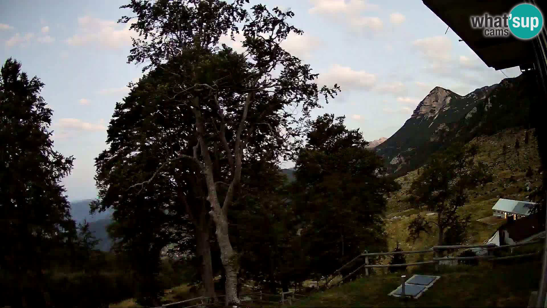 Cámara en vivo de la cabaña de montaña Planina Razor (1315) | vista hacia Tolminski Migovec