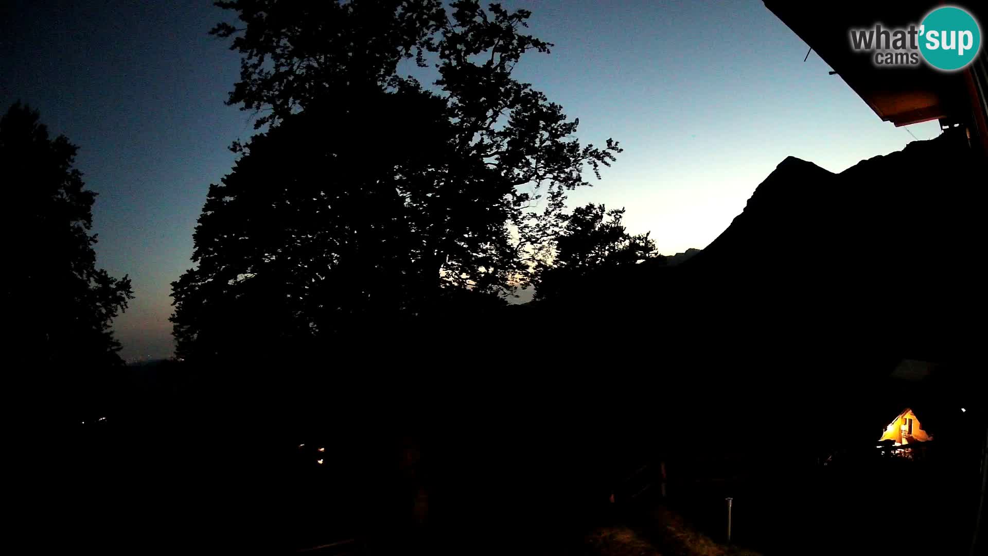 Cámara en vivo de la cabaña de montaña Planina Razor (1315) | vista hacia Tolminski Migovec