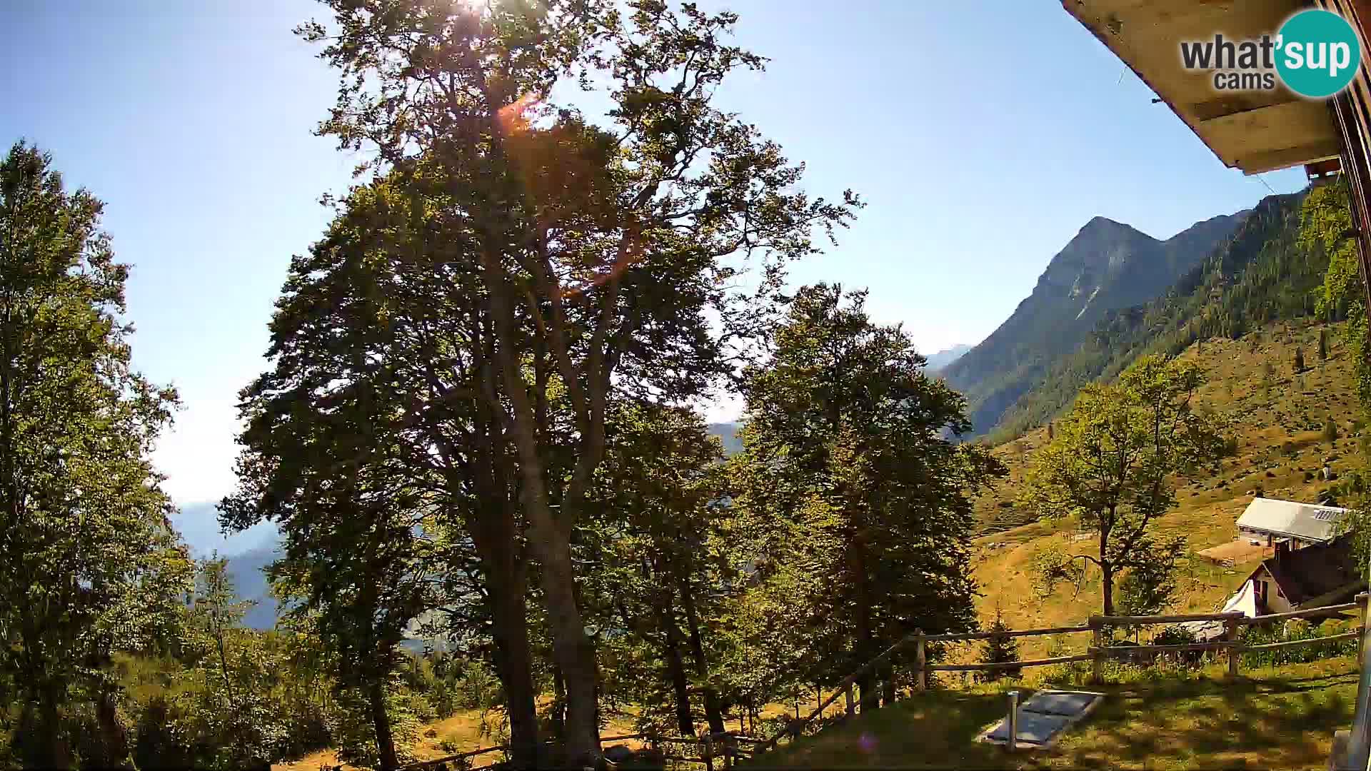 Koča na Planini Razor spletna kamera (1315) | Pogled na Tolminski Migovec