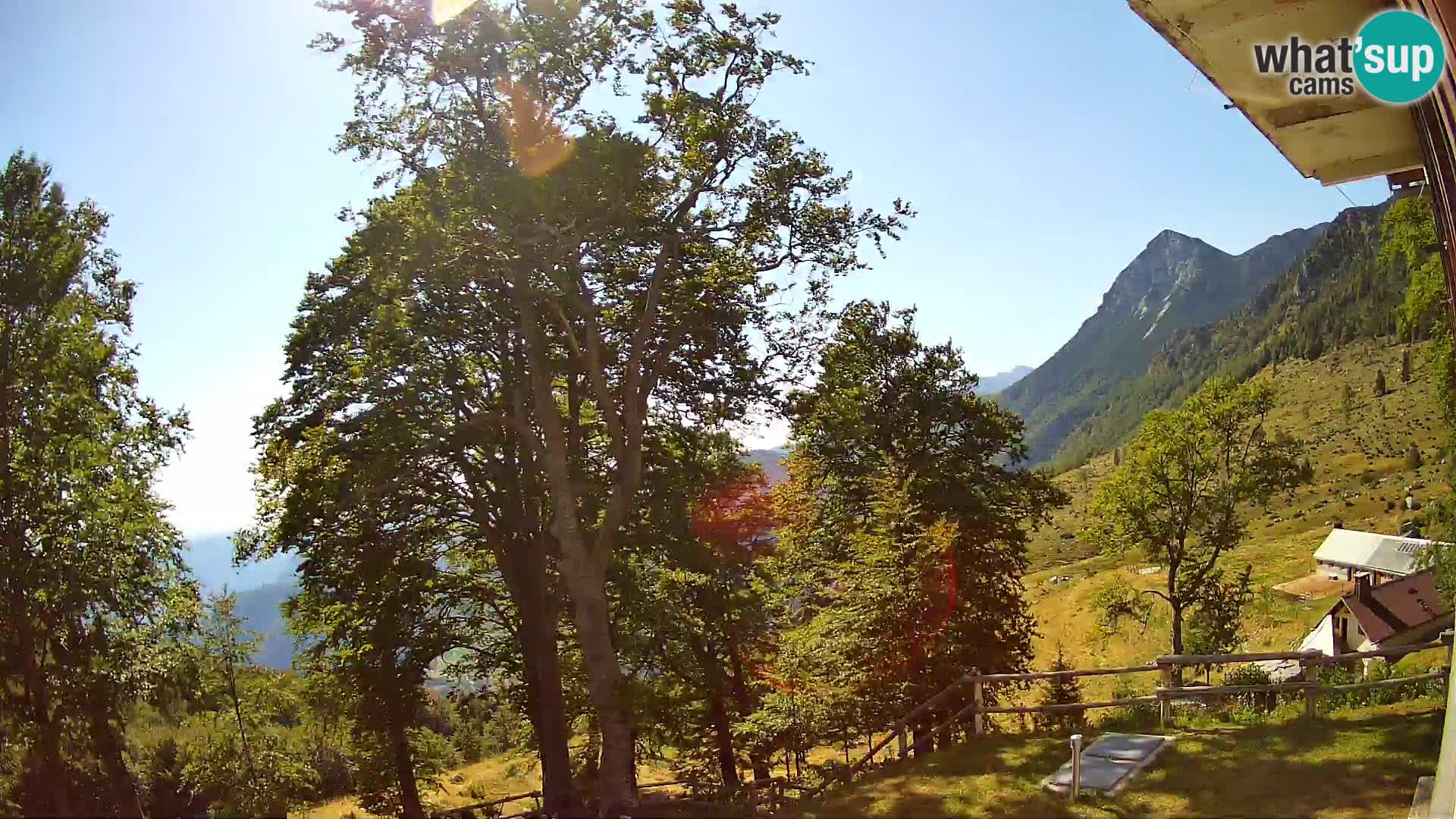 Cámara en vivo de la cabaña de montaña Planina Razor (1315) | vista hacia Tolminski Migovec
