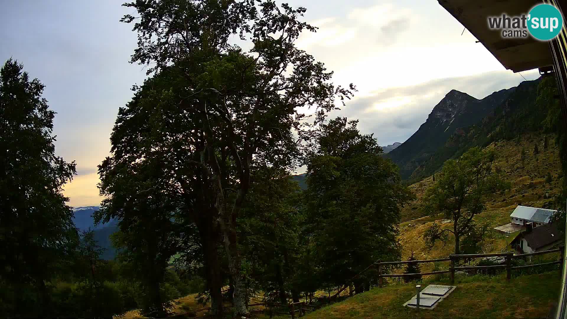 Planina Razor Mountain Hut live cam (1315) | view to Tolminski Migovec