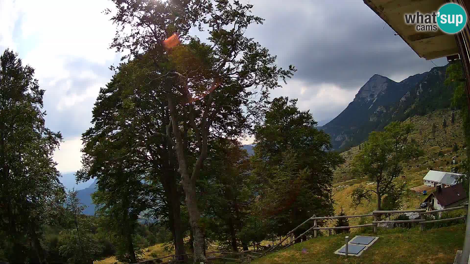 Cámara en vivo de la cabaña de montaña Planina Razor (1315) | vista hacia Tolminski Migovec