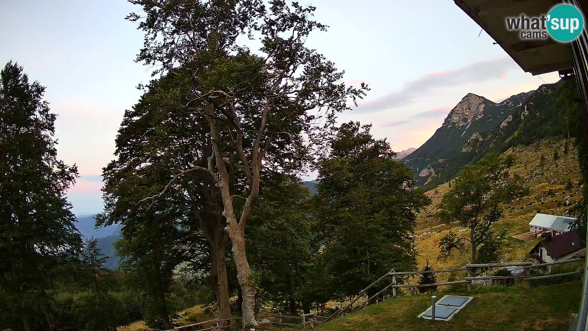 Cámara en vivo de la cabaña de montaña Planina Razor (1315) | vista hacia Tolminski Migovec