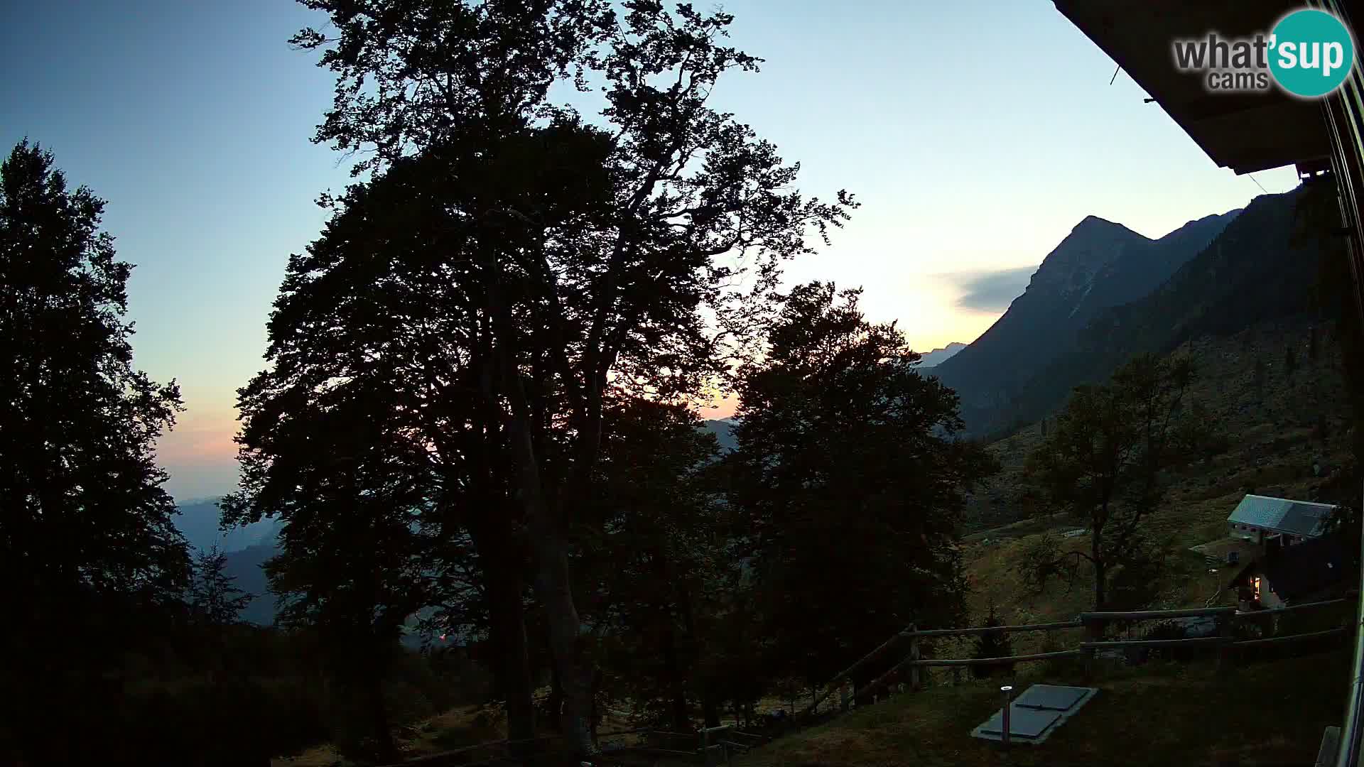 Baita di montagna Planina Razor webcam (1315) | vista su Tolminski Migovec