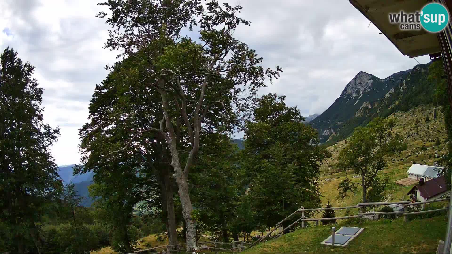 Cámara en vivo de la cabaña de montaña Planina Razor (1315) | vista hacia Tolminski Migovec