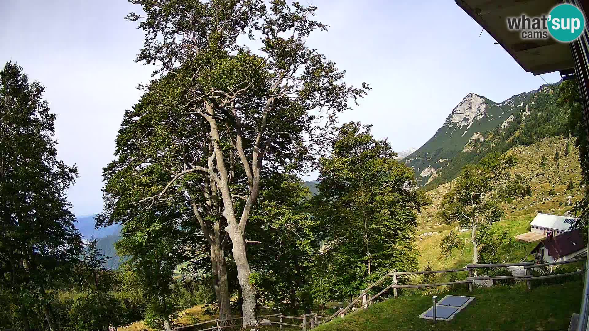 Cámara en vivo de la cabaña de montaña Planina Razor (1315) | vista hacia Tolminski Migovec