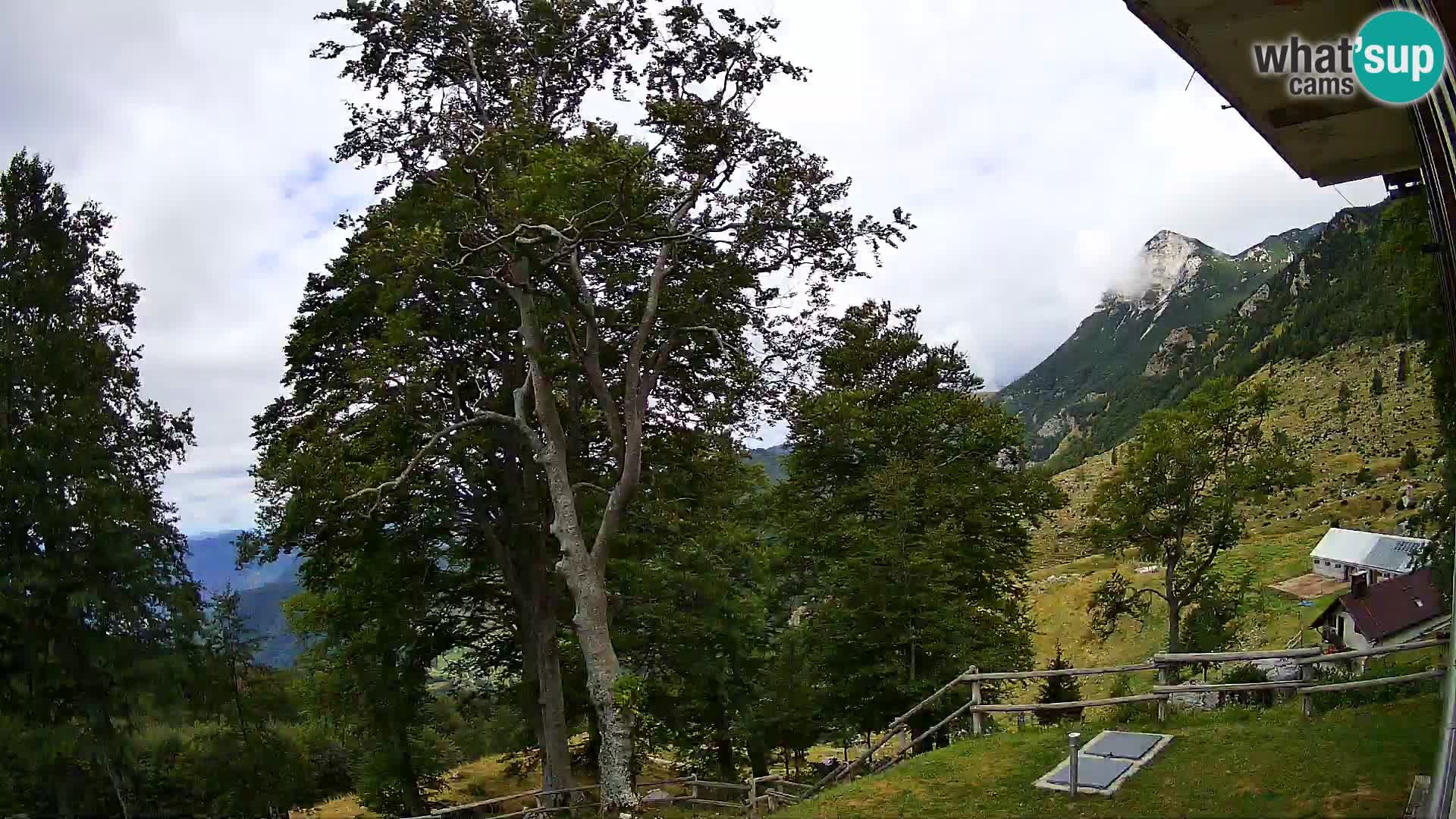 Cámara en vivo de la cabaña de montaña Planina Razor (1315) | vista hacia Tolminski Migovec
