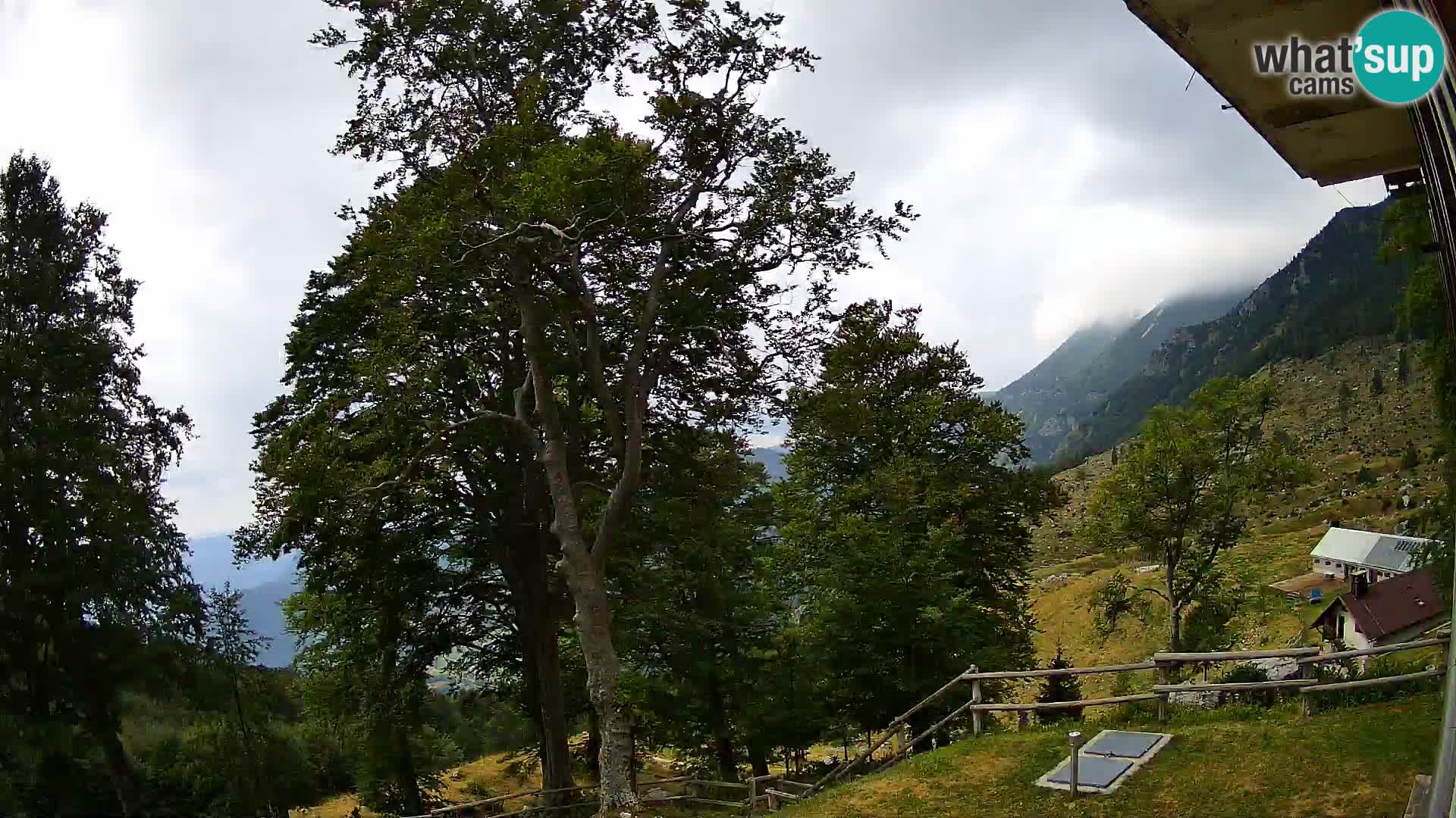 Cámara en vivo de la cabaña de montaña Planina Razor (1315) | vista hacia Tolminski Migovec