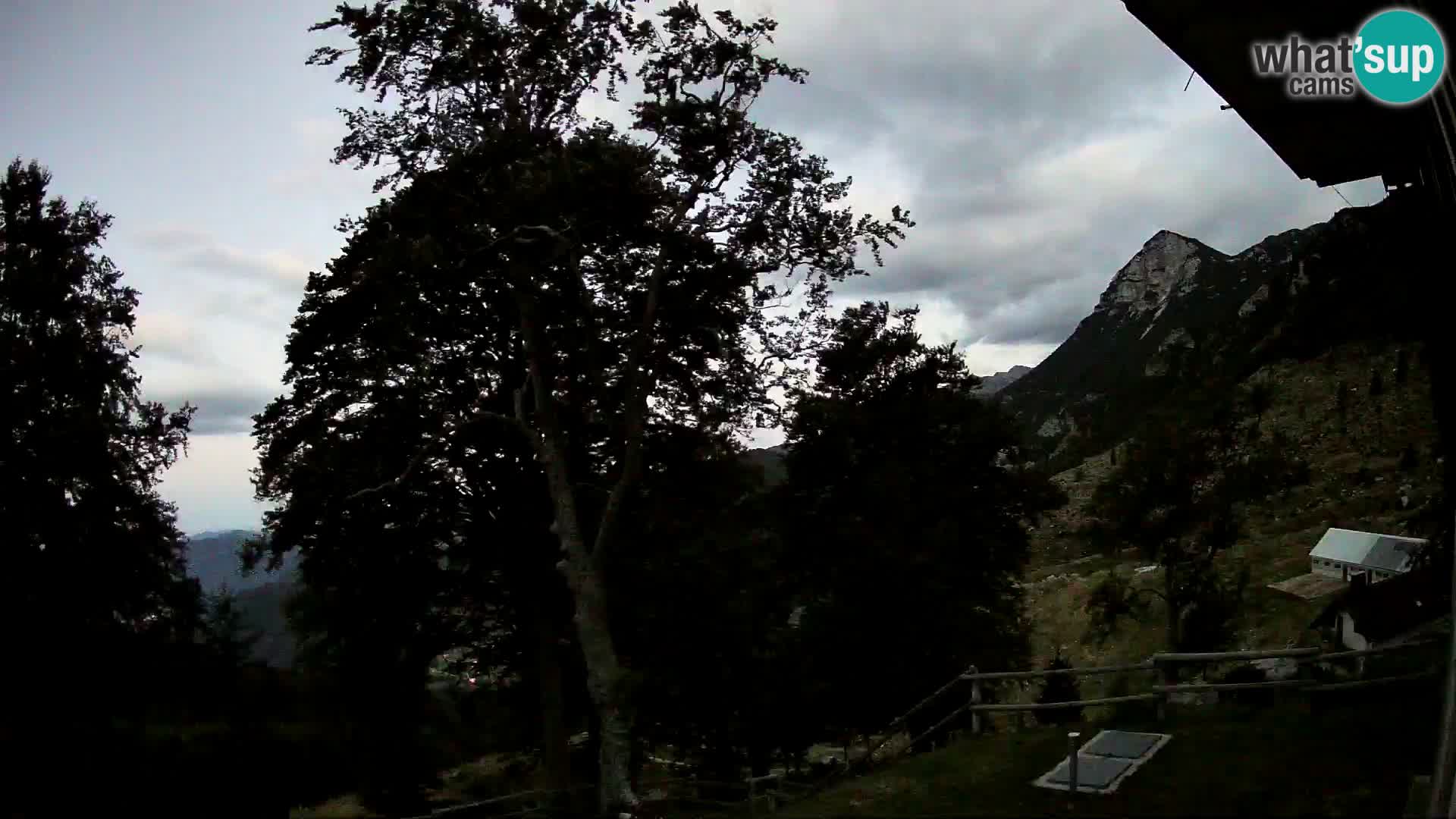 Baita di montagna Planina Razor webcam (1315) | vista su Tolminski Migovec