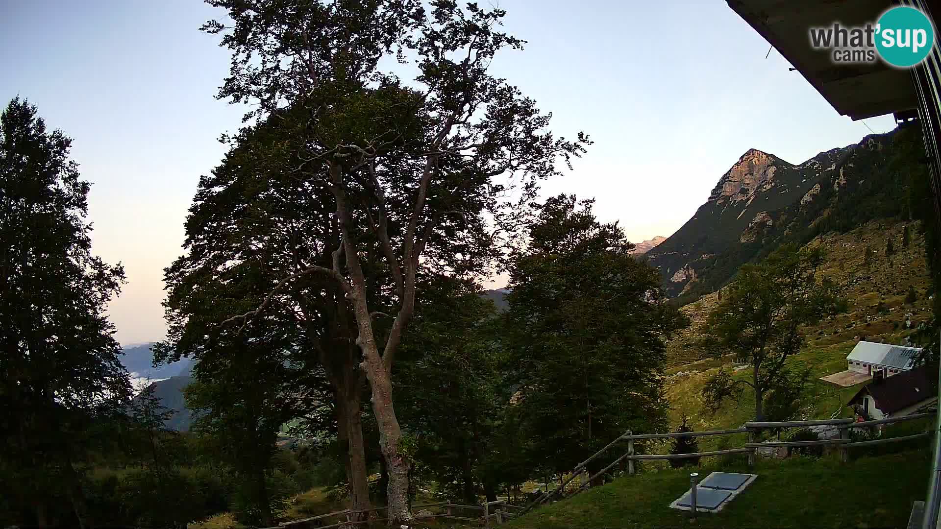 Cámara en vivo de la cabaña de montaña Planina Razor (1315) | vista hacia Tolminski Migovec
