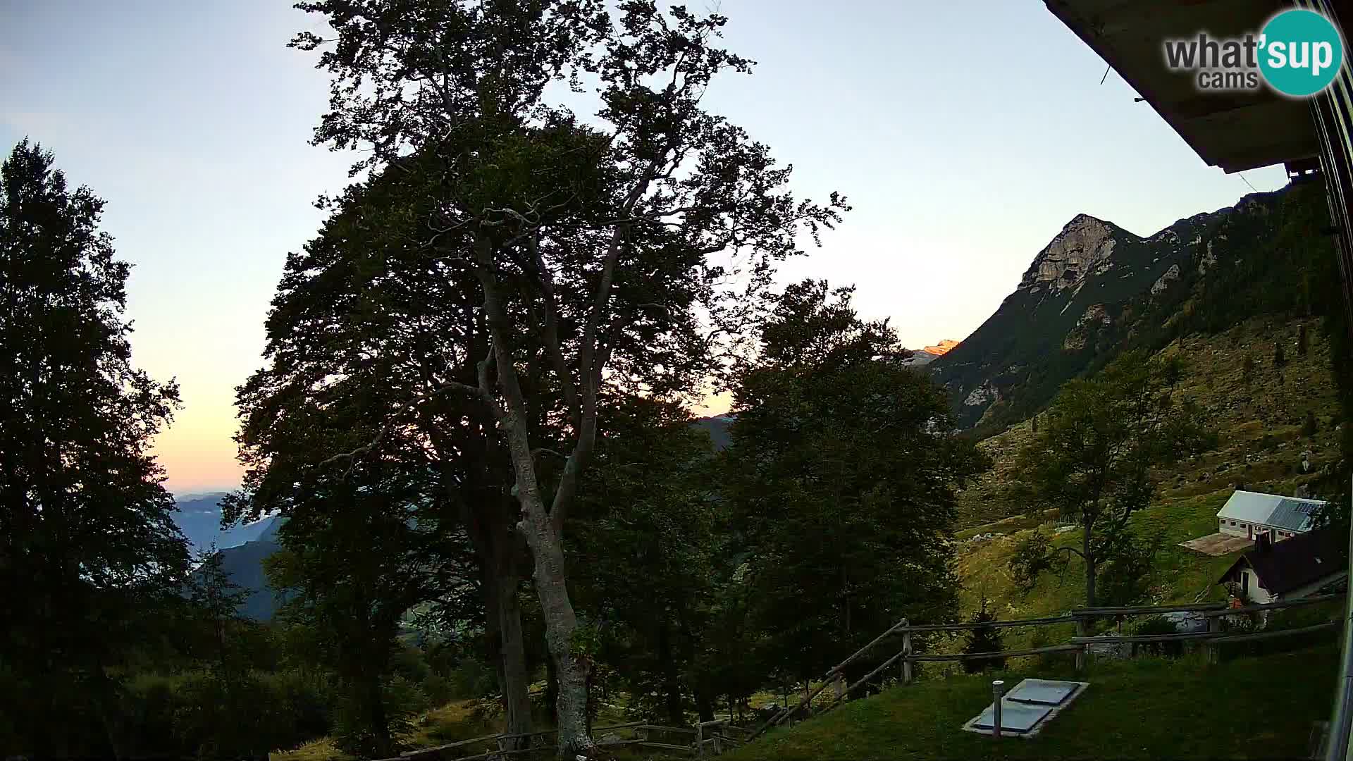 Planina Razor Bergütte Webcam (1315) | Blick auf Tolminski Migovec