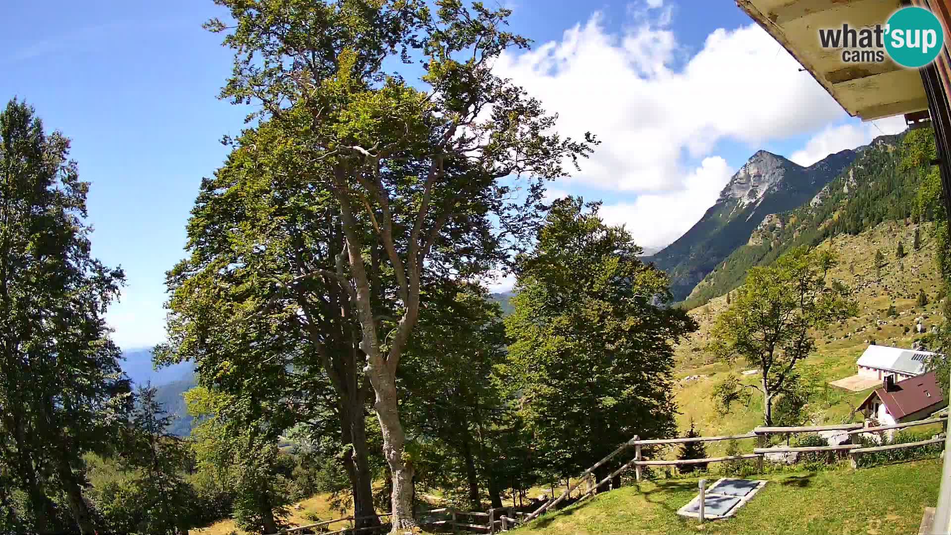 Cámara en vivo de la cabaña de montaña Planina Razor (1315) | vista hacia Tolminski Migovec
