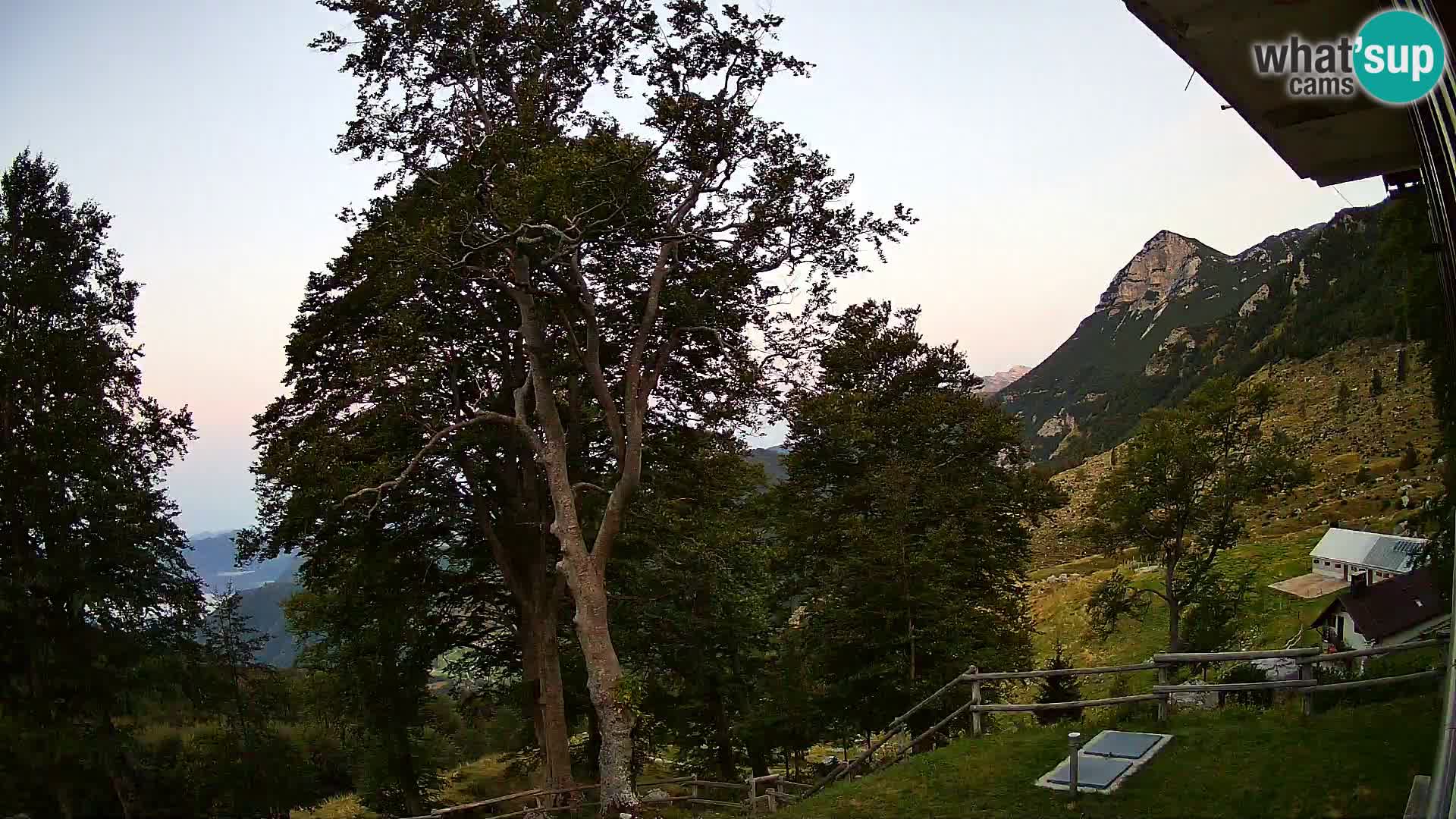 Planina Razor Bergütte Webcam (1315) | Blick auf Tolminski Migovec