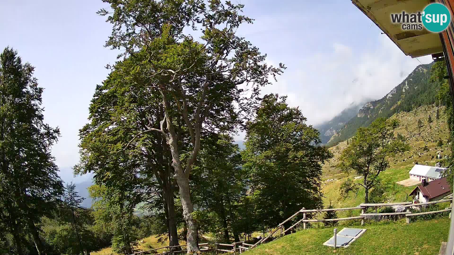 Baita di montagna Planina Razor webcam (1315) | vista su Tolminski Migovec