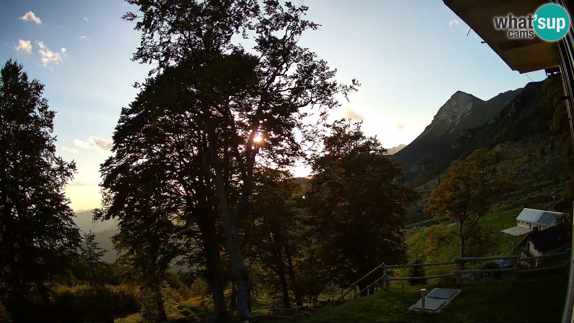Baita di montagna Planina Razor webcam (1315) | vista su Tolminski Migovec