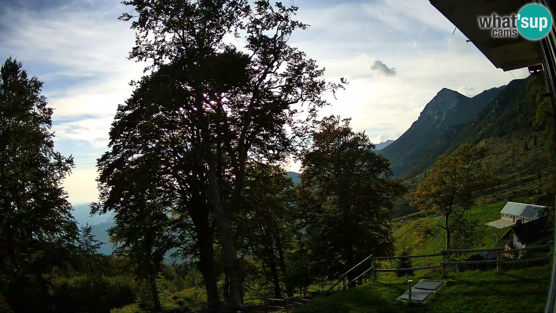 Koča na Planini Razor spletna kamera (1315) | Pogled na Tolminski Migovec