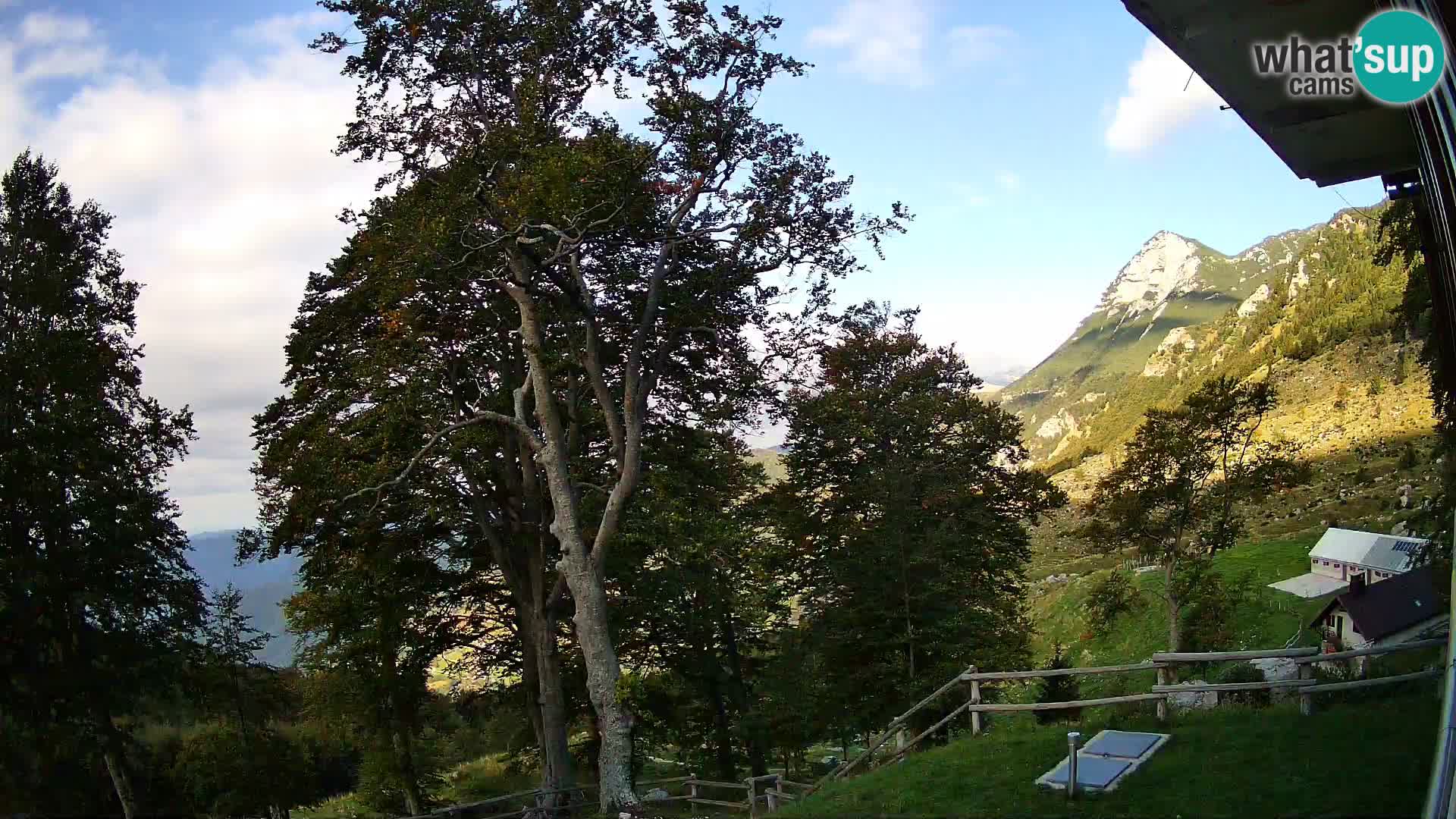 Koča na Planini Razor spletna kamera (1315) | Pogled na Tolminski Migovec