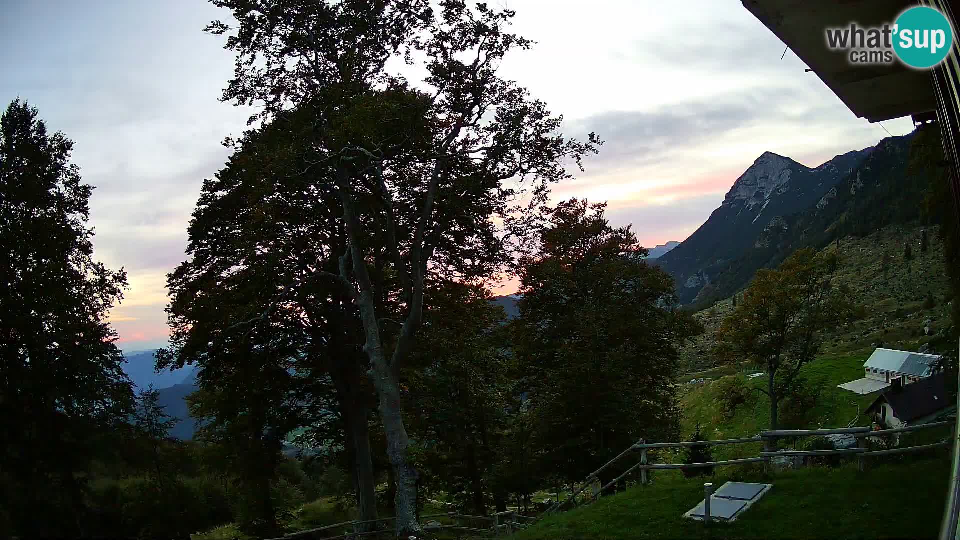 Koča na Planini Razor spletna kamera (1315) | Pogled na Tolminski Migovec