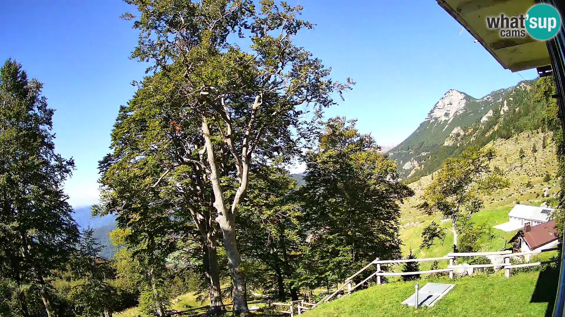 Cámara en vivo de la cabaña de montaña Planina Razor (1315) | vista hacia Tolminski Migovec