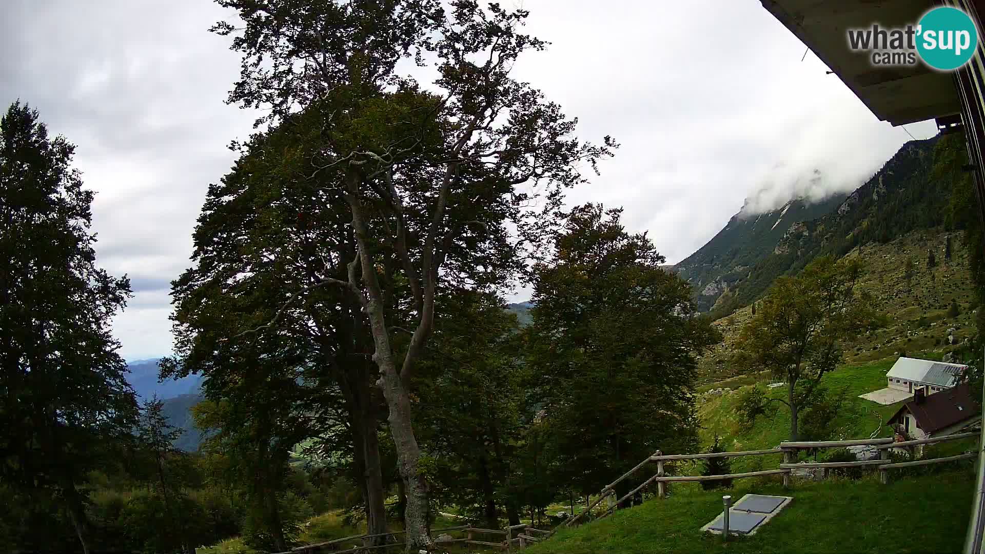 Cámara en vivo de la cabaña de montaña Planina Razor (1315) | vista hacia Tolminski Migovec