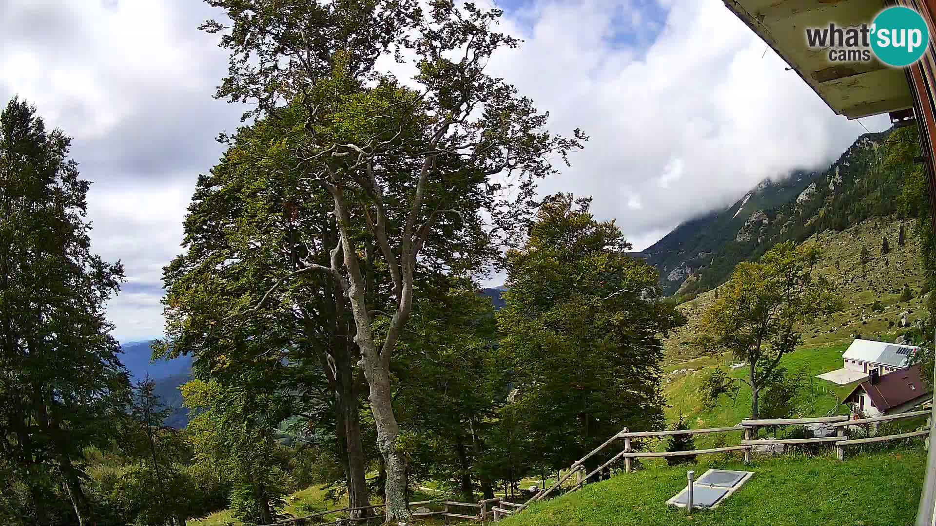 Koča na Planini Razor spletna kamera (1315) | Pogled na Tolminski Migovec