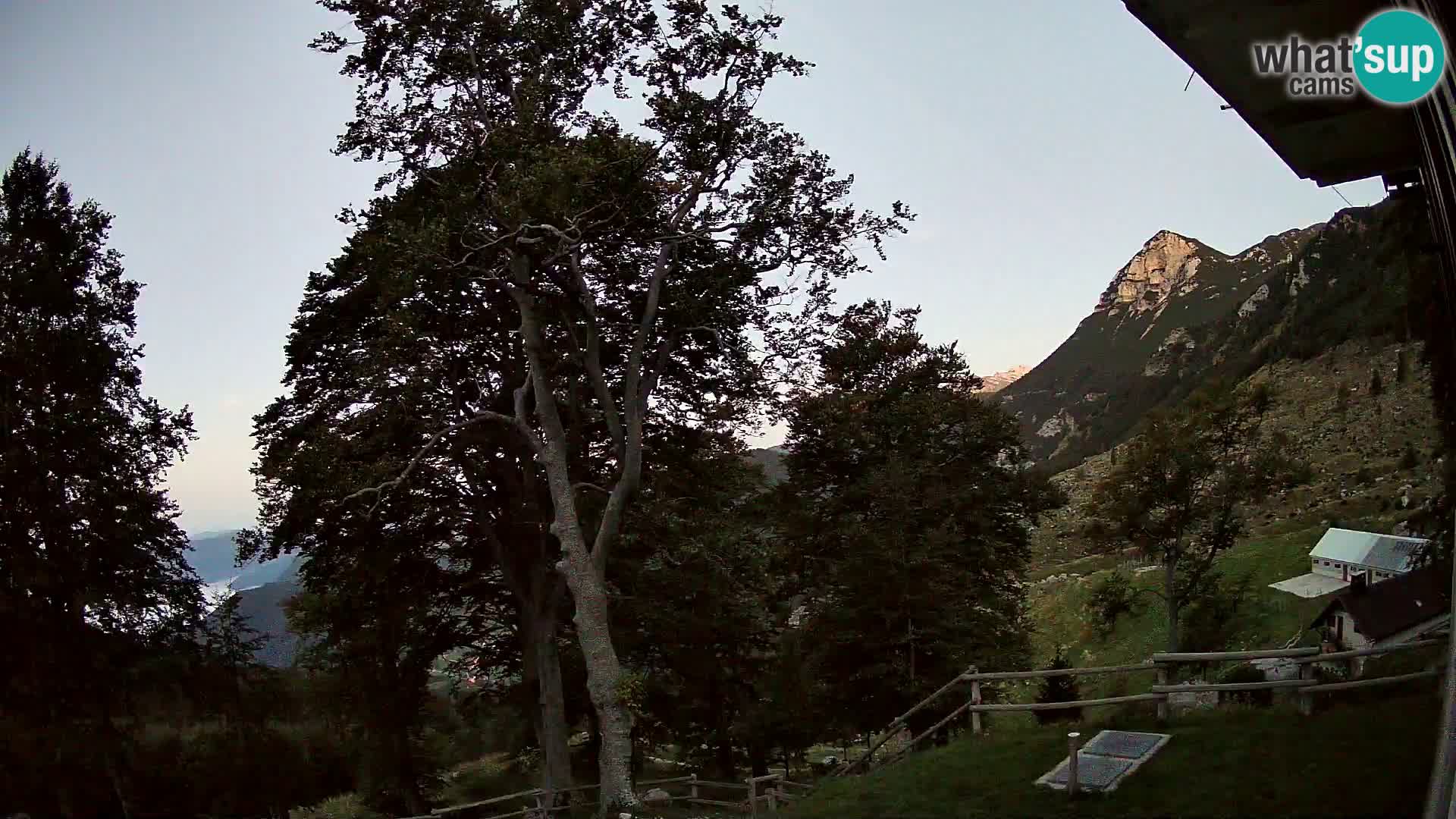 Baita di montagna Planina Razor webcam (1315) | vista su Tolminski Migovec