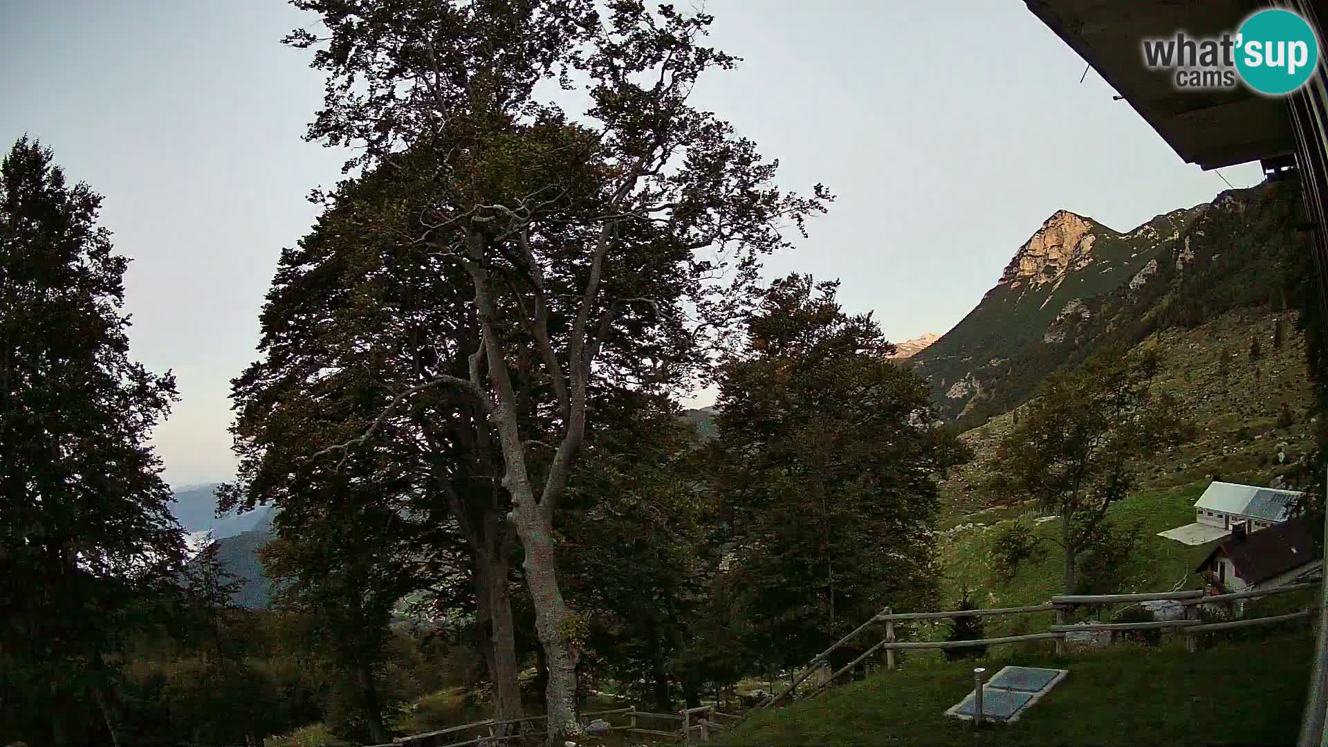 Refuge de la montagne Planina Razor caméra en direct (1315) | vue sur Tolminski Migovec