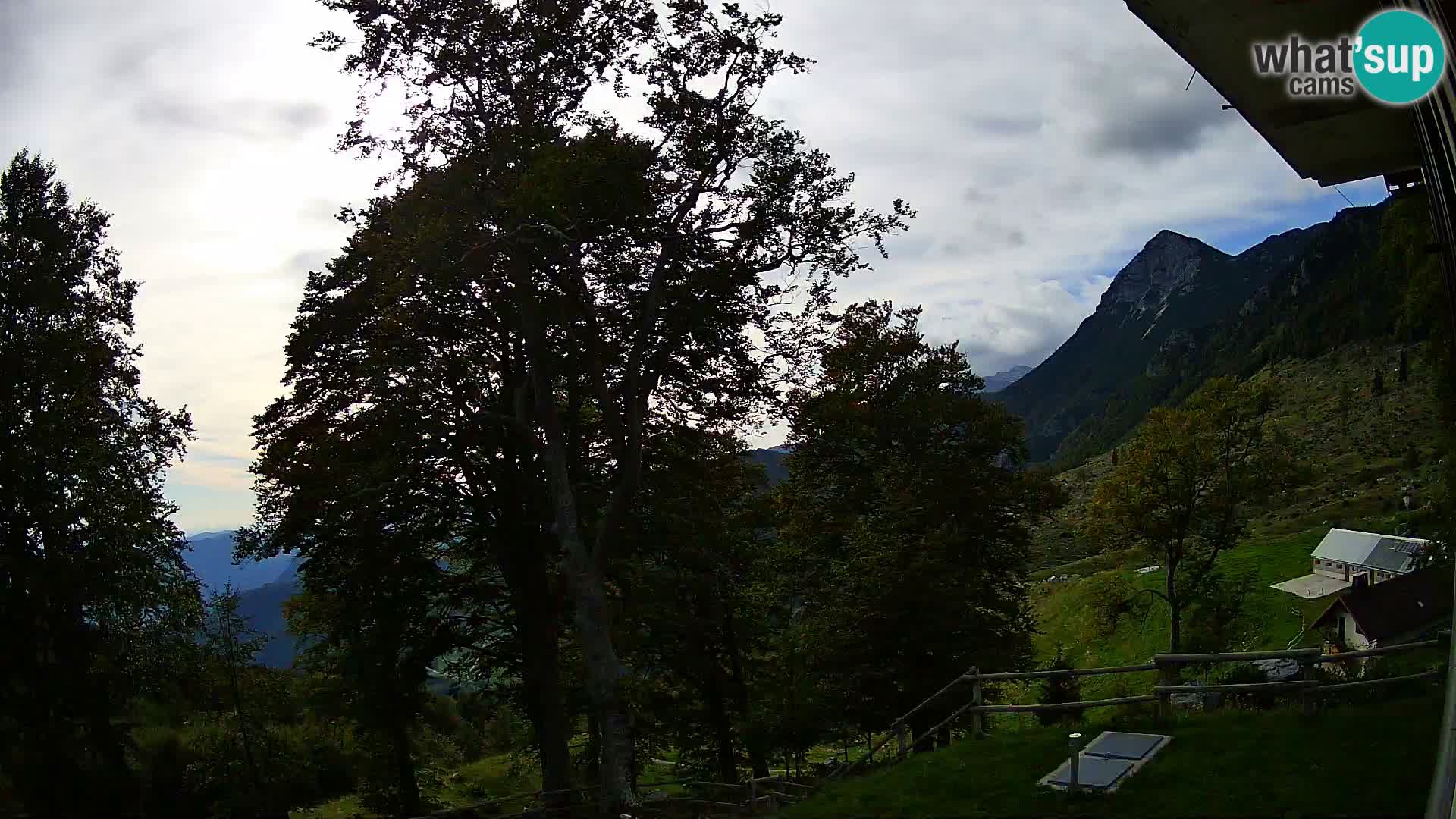Baita di montagna Planina Razor webcam (1315) | vista su Tolminski Migovec
