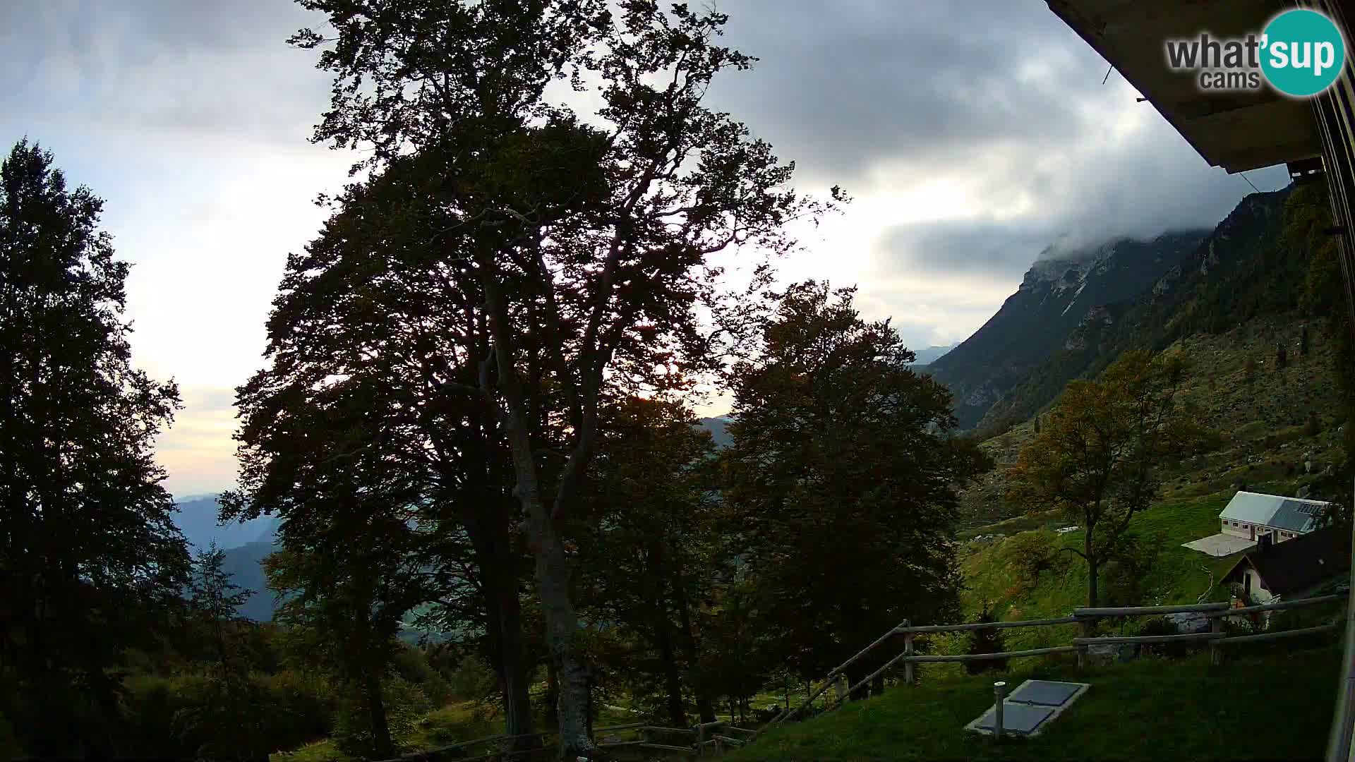 Planina Razor Bergütte Webcam (1315) | Blick auf Tolminski Migovec