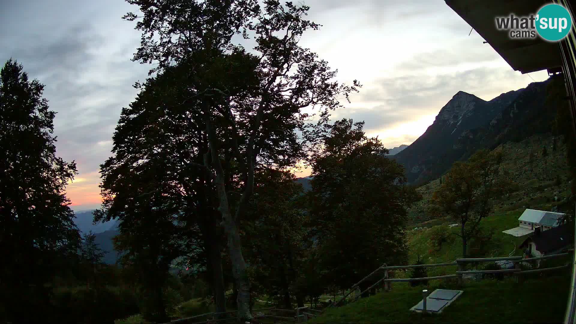 Cámara en vivo de la cabaña de montaña Planina Razor (1315) | vista hacia Tolminski Migovec