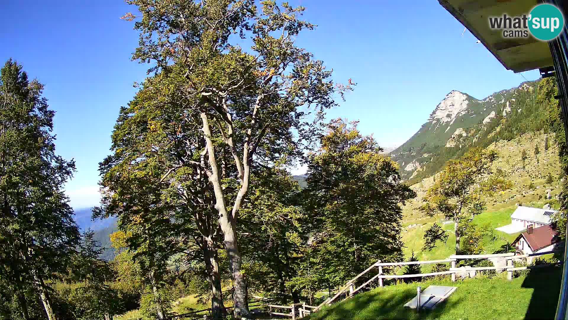 Planina Razor Mountain Hut live cam (1315) | view to Tolminski Migovec