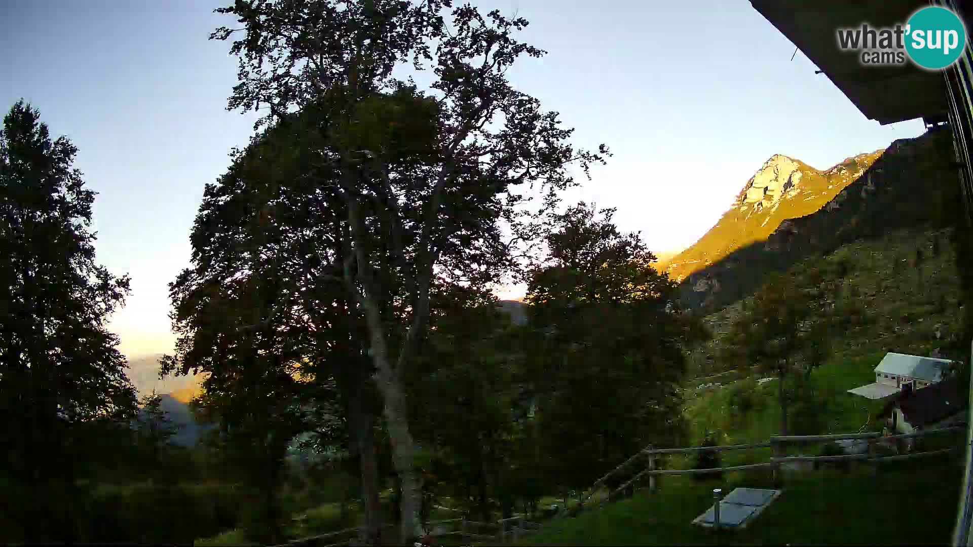 Baita di montagna Planina Razor webcam (1315) | vista su Tolminski Migovec