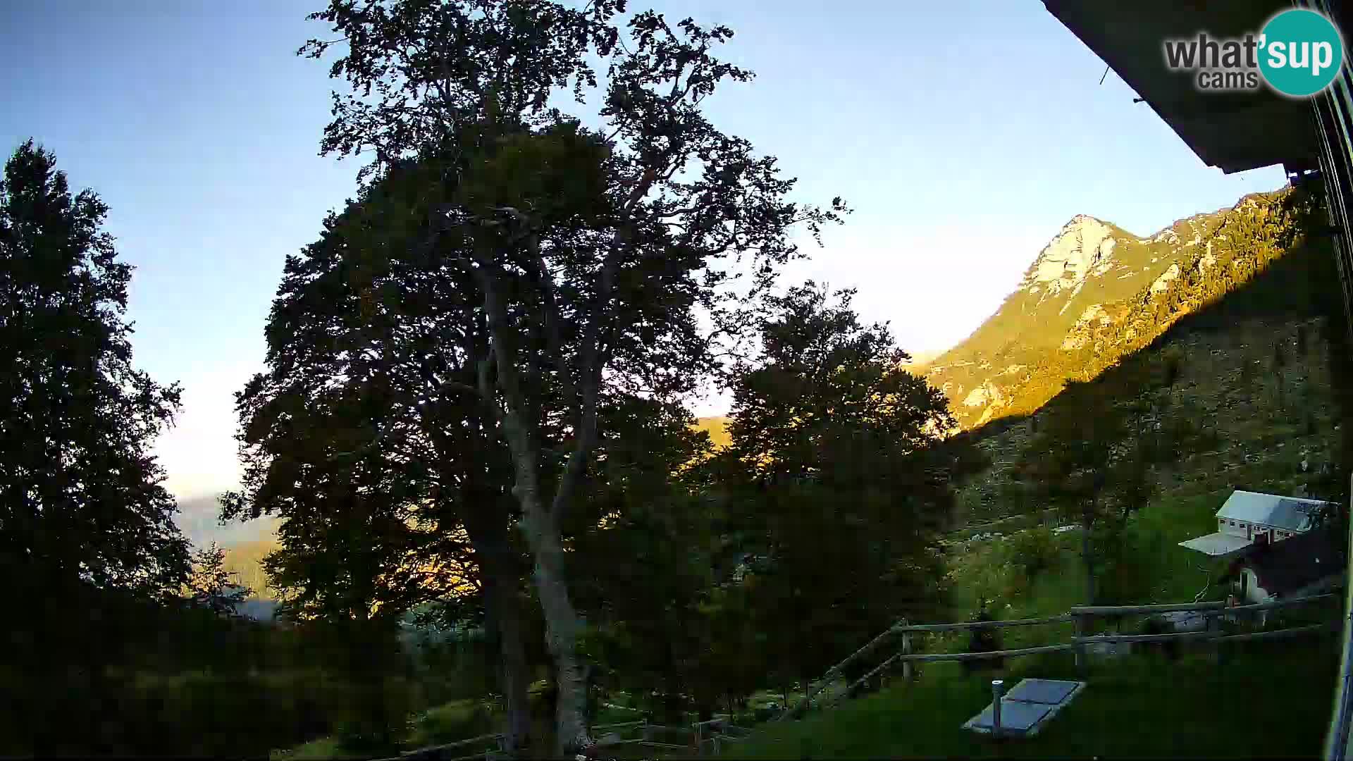 Baita di montagna Planina Razor webcam (1315) | vista su Tolminski Migovec