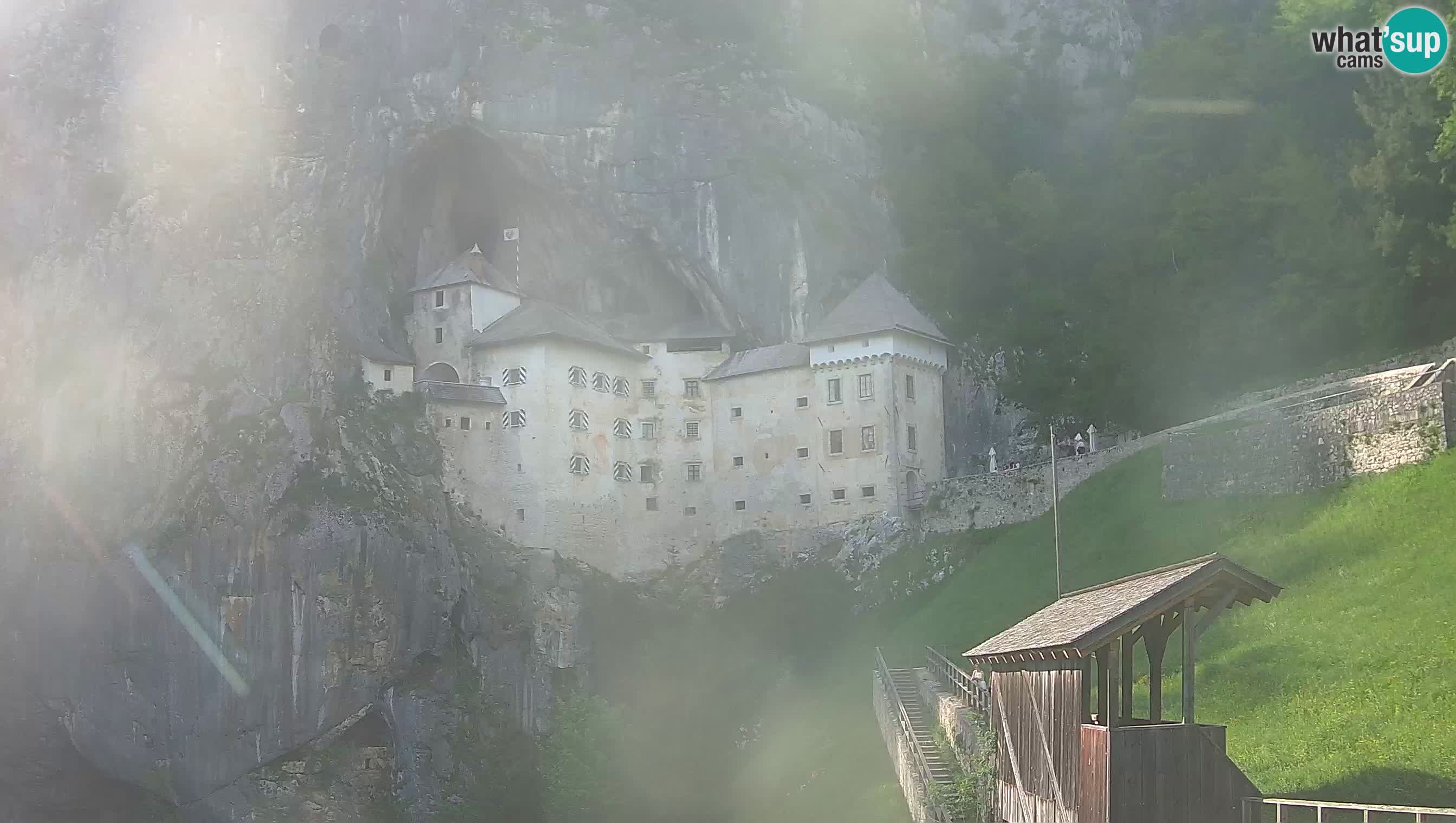 Spletna kamera Predjamski grad – Grad Predjama – Postojna