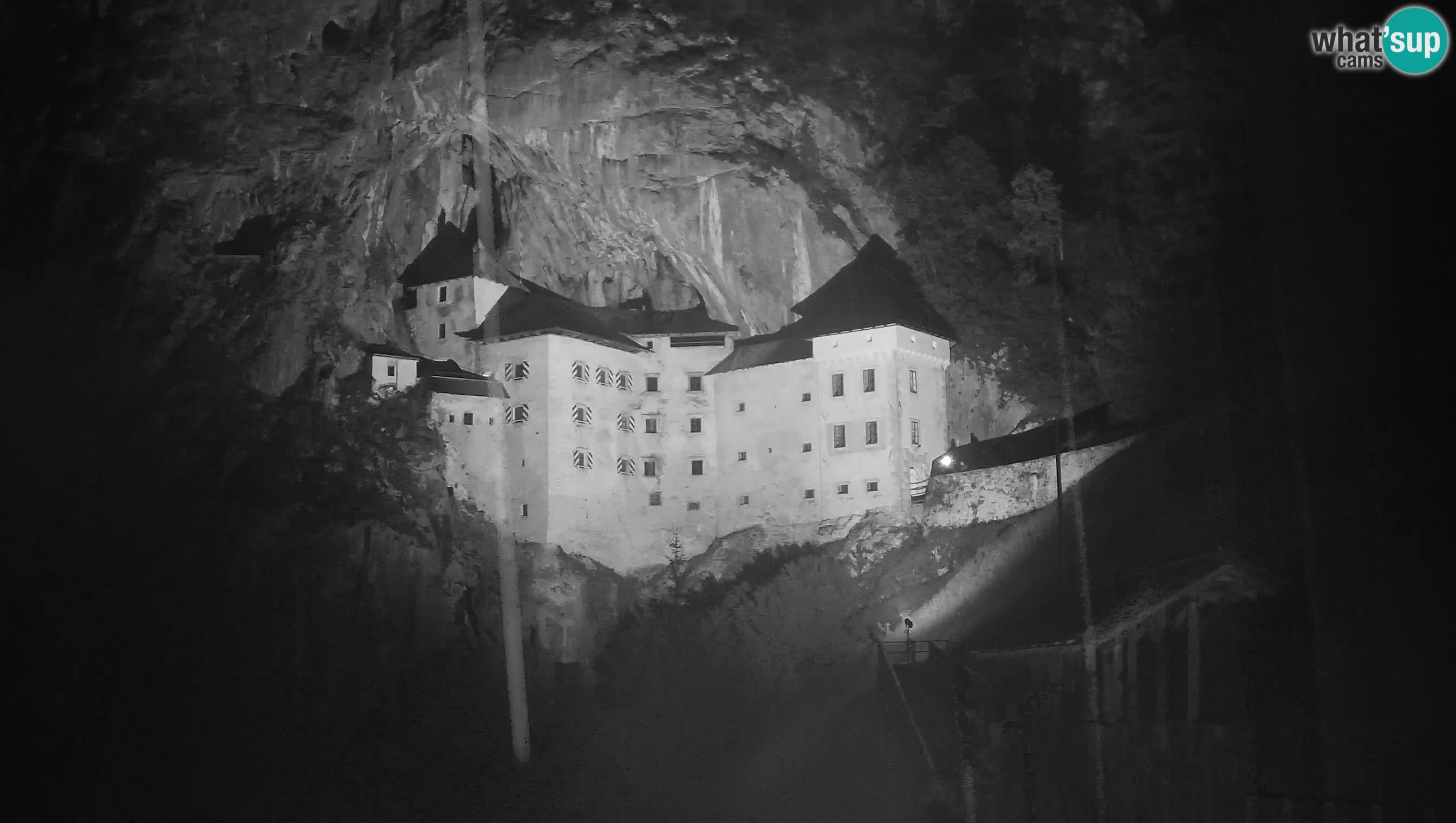 Spletna kamera Predjamski grad – Grad Predjama – Postojna
